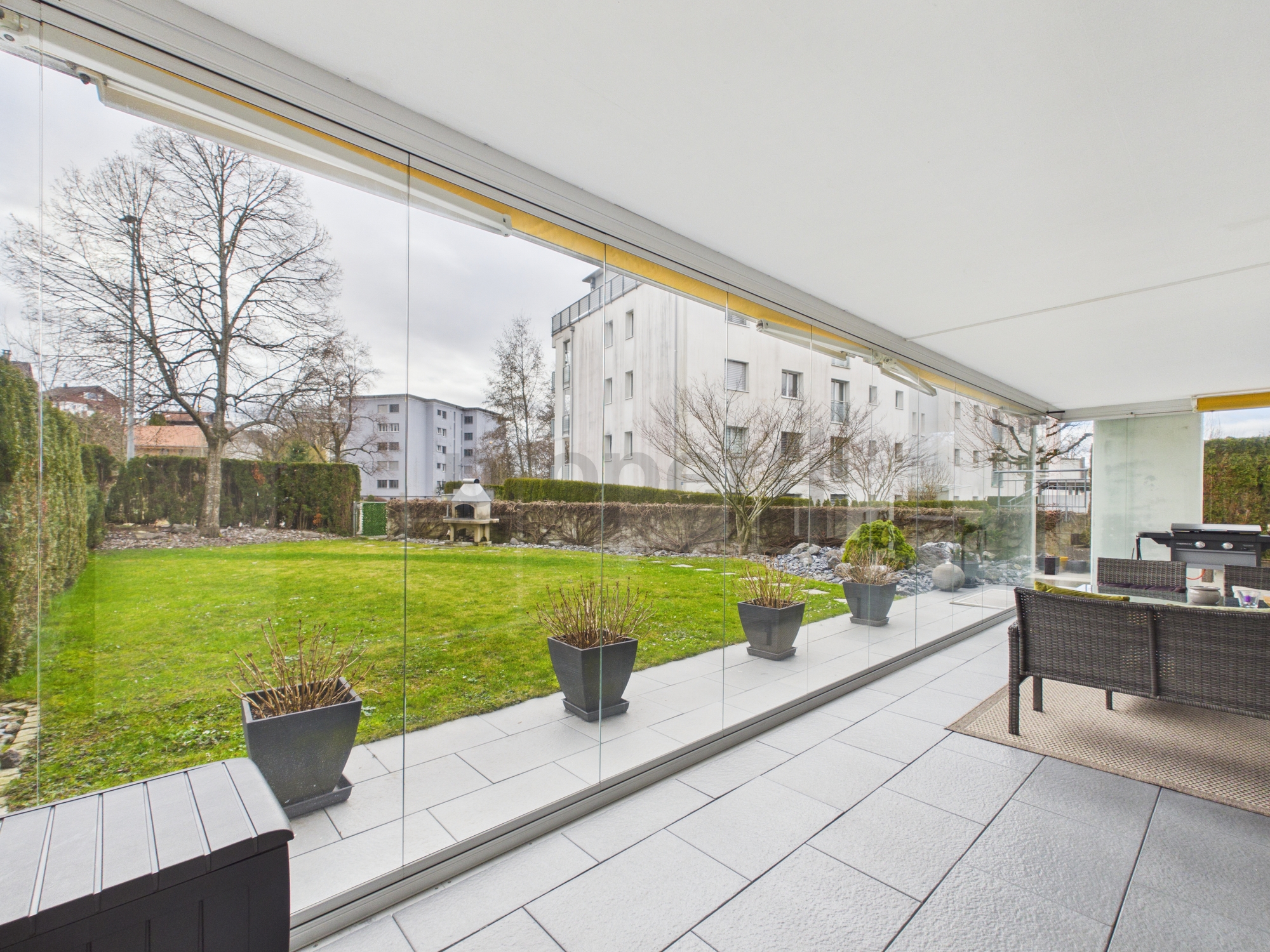 Überdachte Terrasse mit Gartenblick
