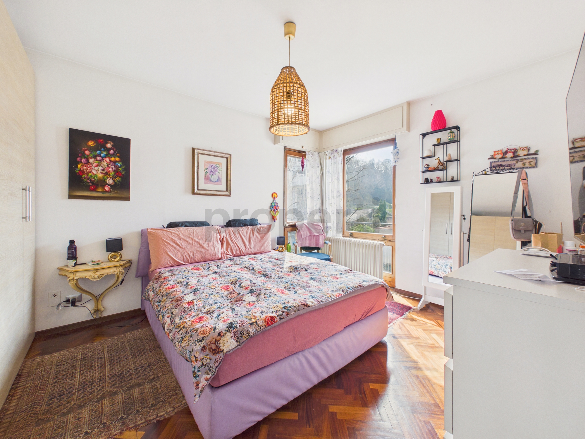 Helles Schlafzimmer mit Balkonfenster