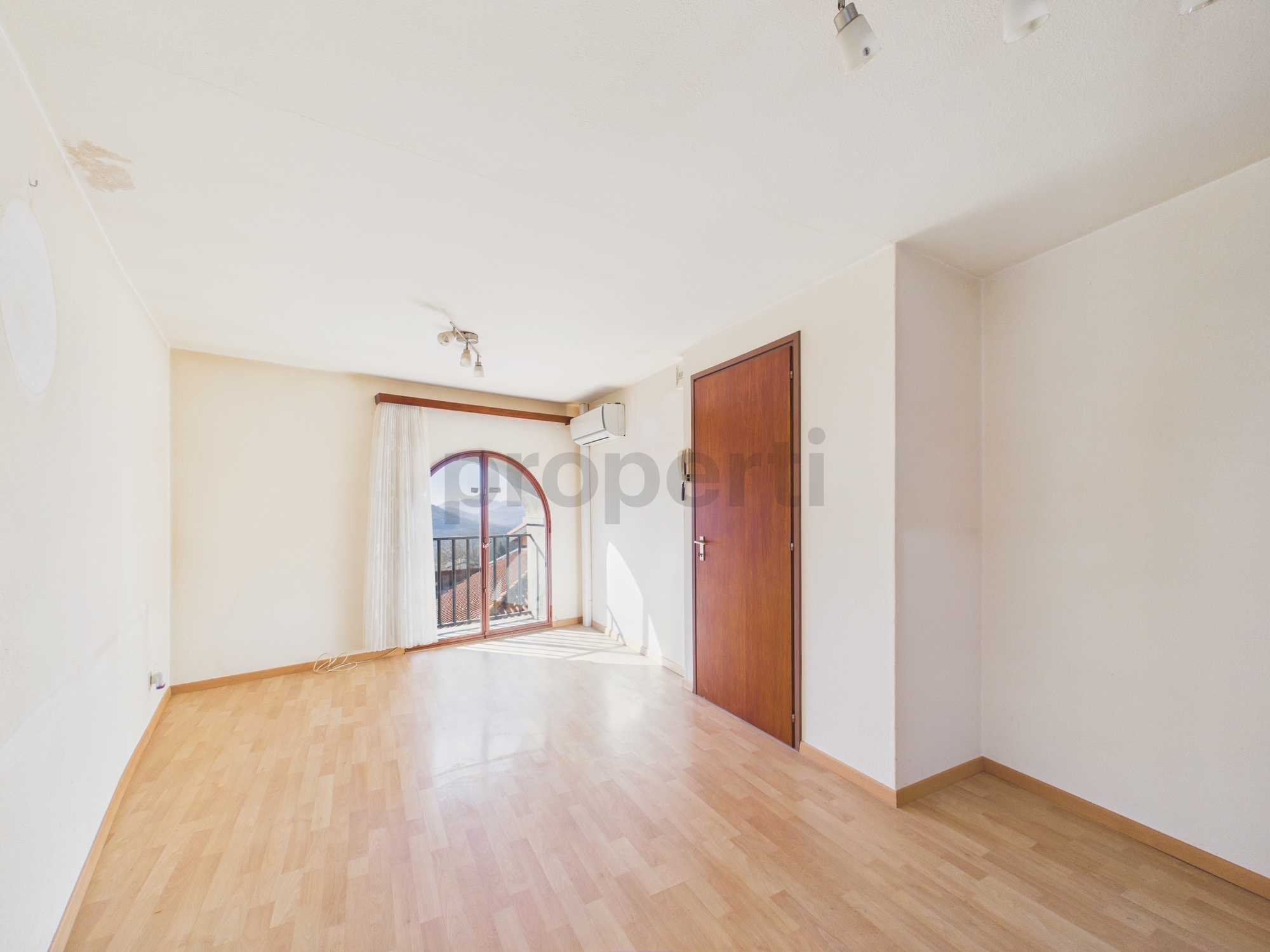 Heller leerer Raum mit Balkonfenster