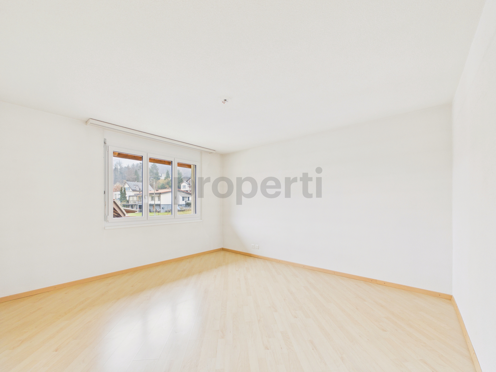 Leerer heller Raum mit Fenster