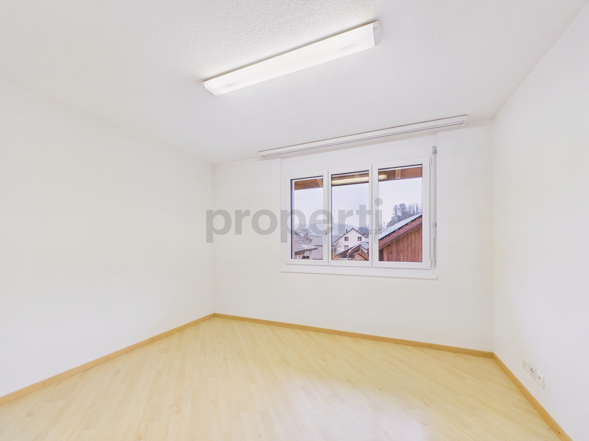 Leerer heller Raum mit Fenster