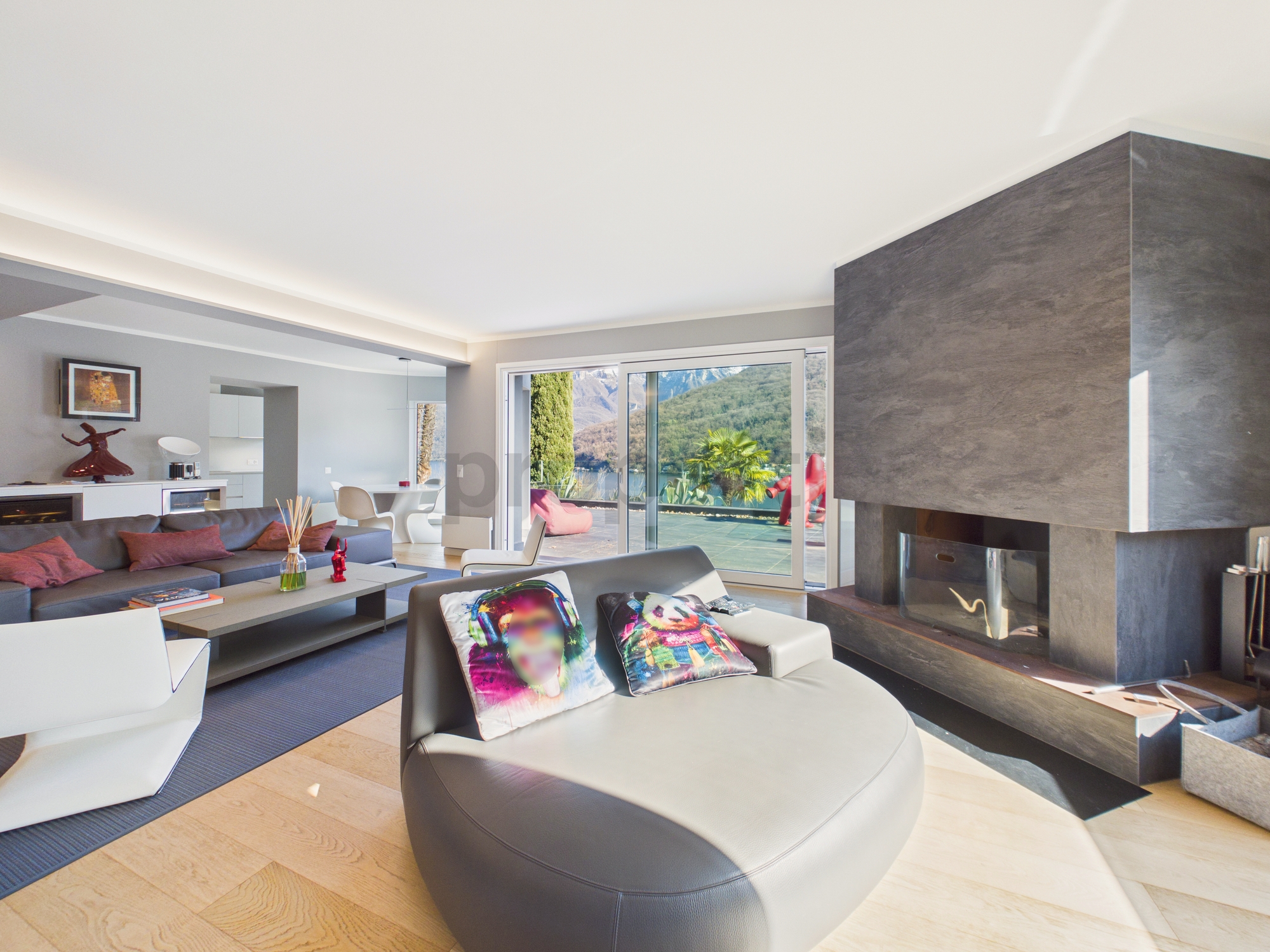 Modernes Wohnzimmer mit Kamin und Panoramablick