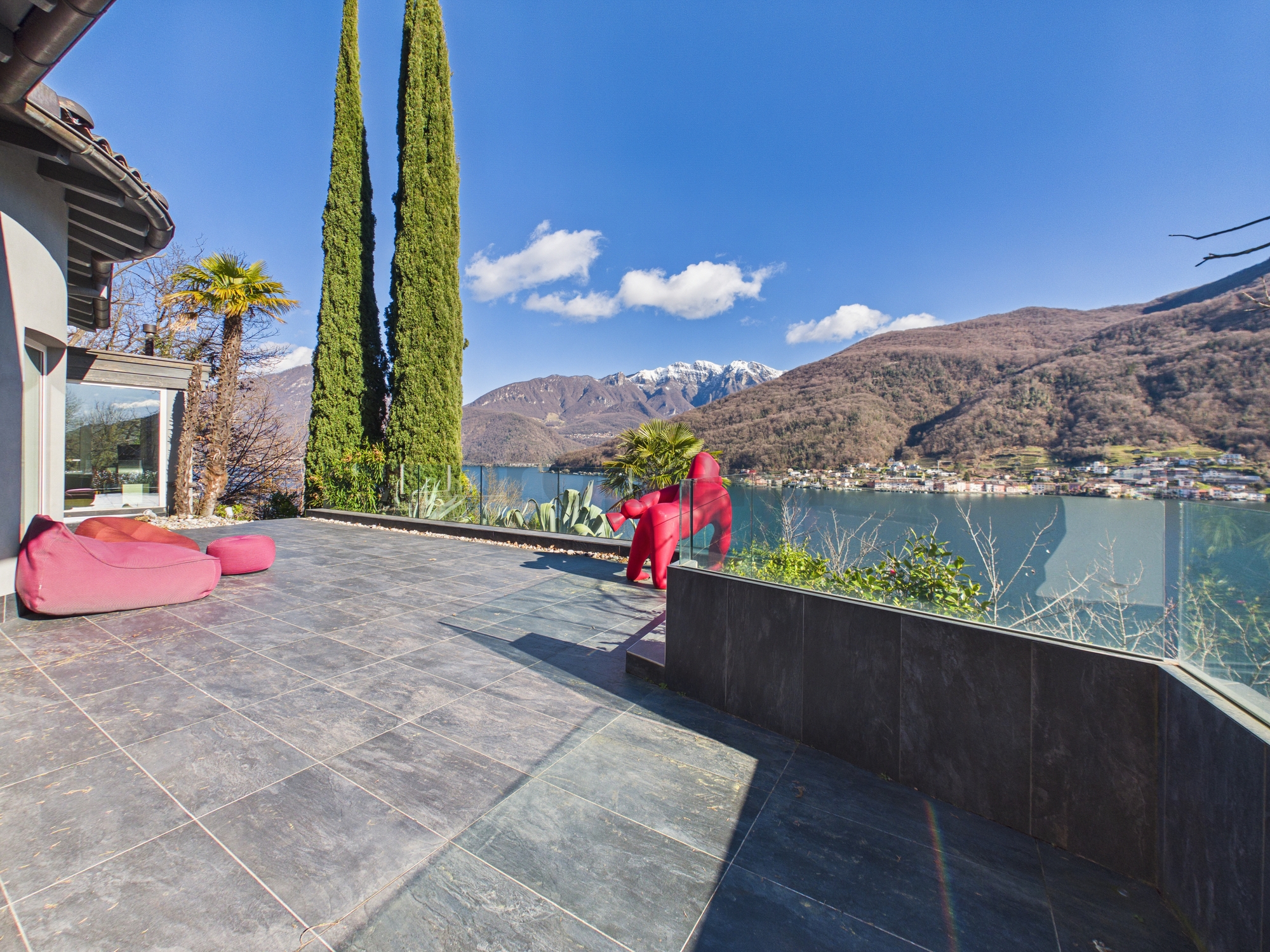 Seeterrasse mit Bergblick