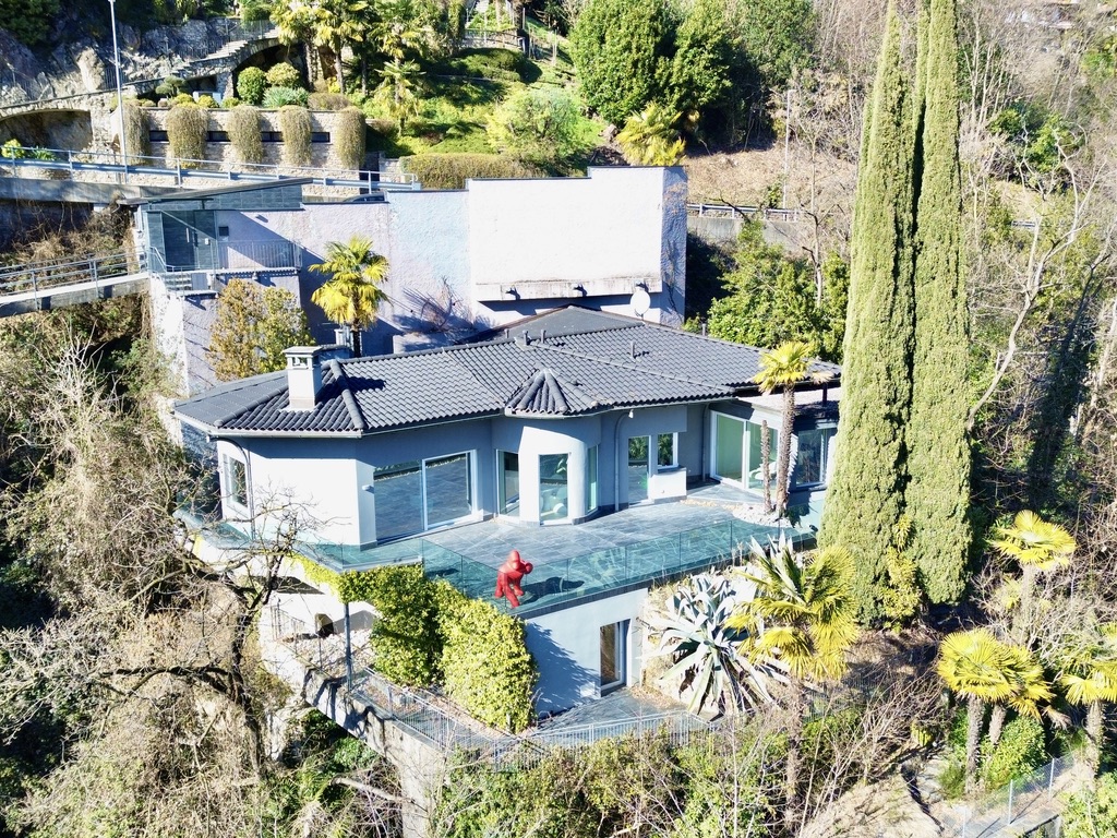 Luxusvilla mit Terrassen und viel Grün