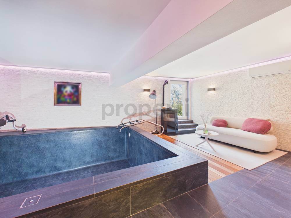 Innenraum mit Pool und Lounge
