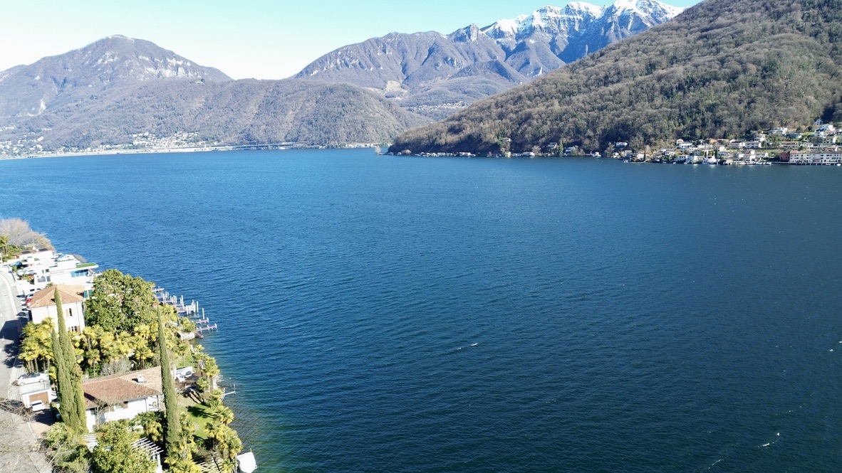 Seeblick mit Bergen