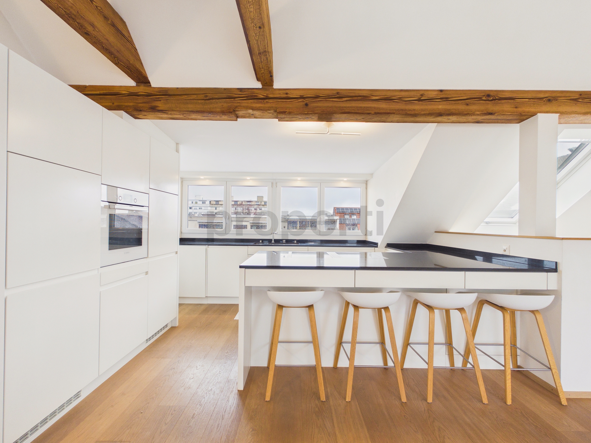 Moderne offene Küche mit Dachbalken