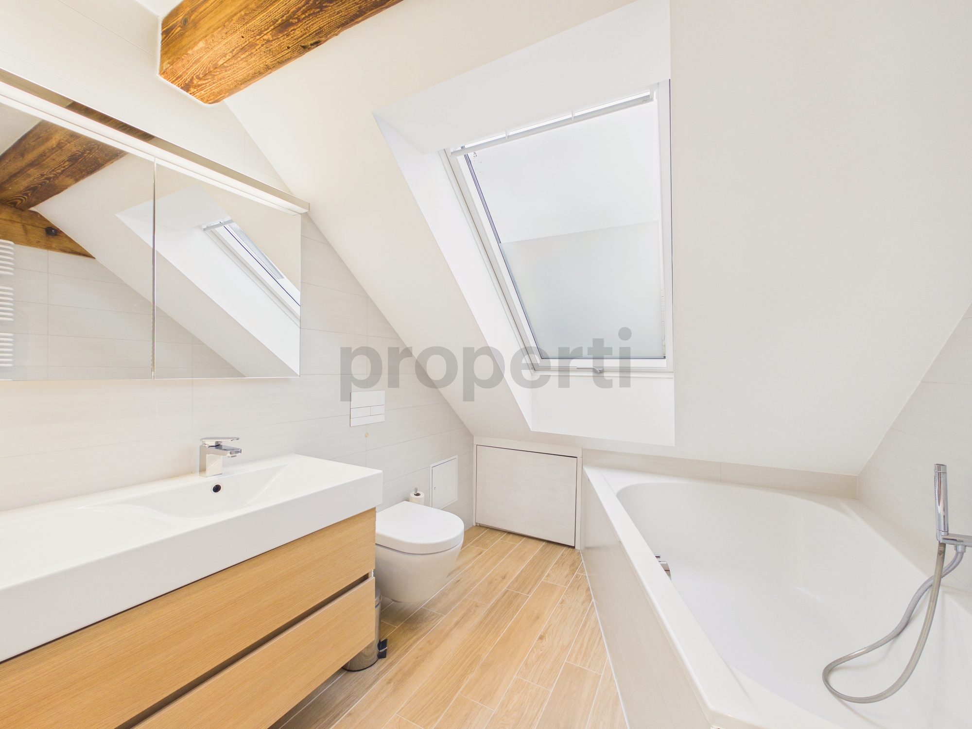 Helles Dachgeschoss-Badezimmer mit Badewanne