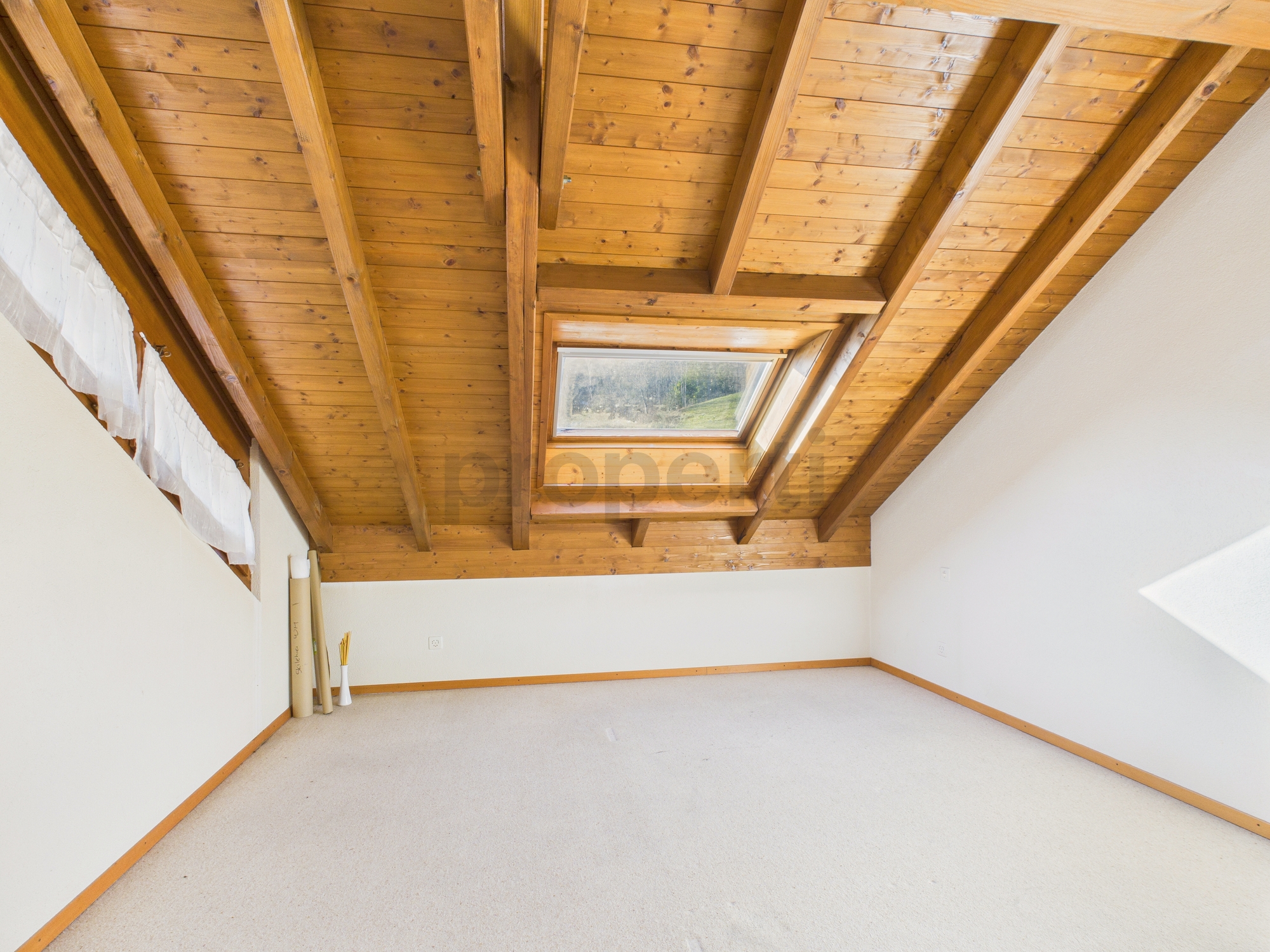 Ausgebauter Dachraum mit sichtbaren Holzbalken