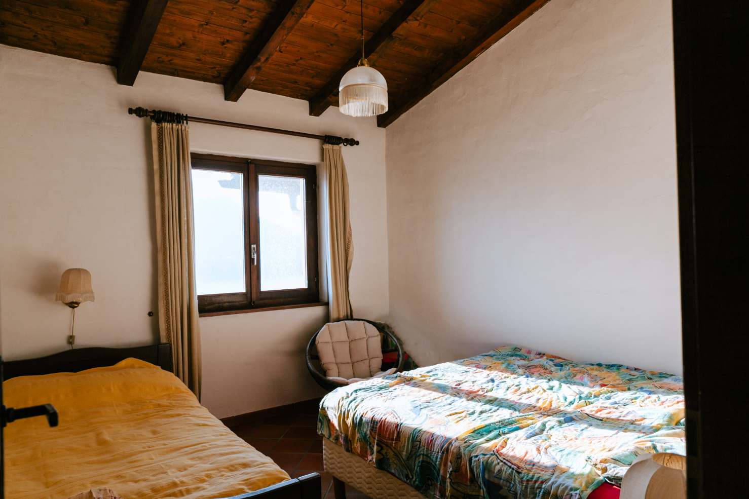 Gemütliches Schlafzimmer mit Holzbalkendecke