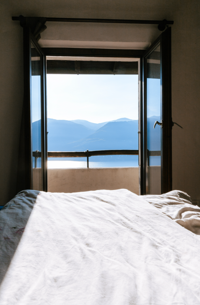 Schlafzimmer mit See- und Bergblick