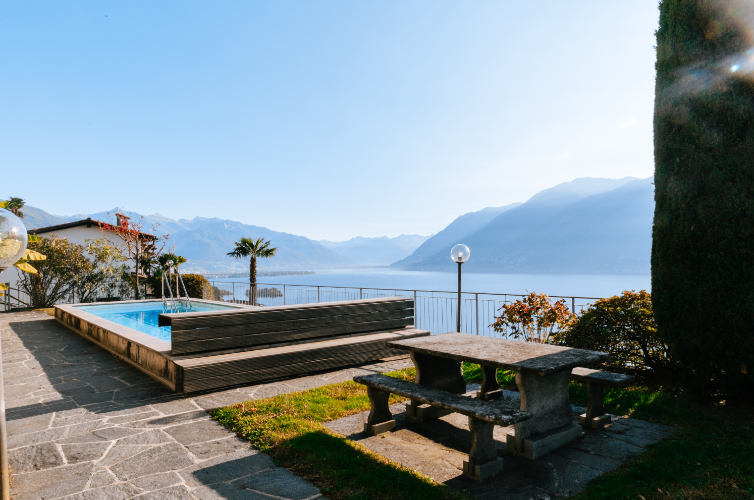 Seeblick mit Pool und Terrasse