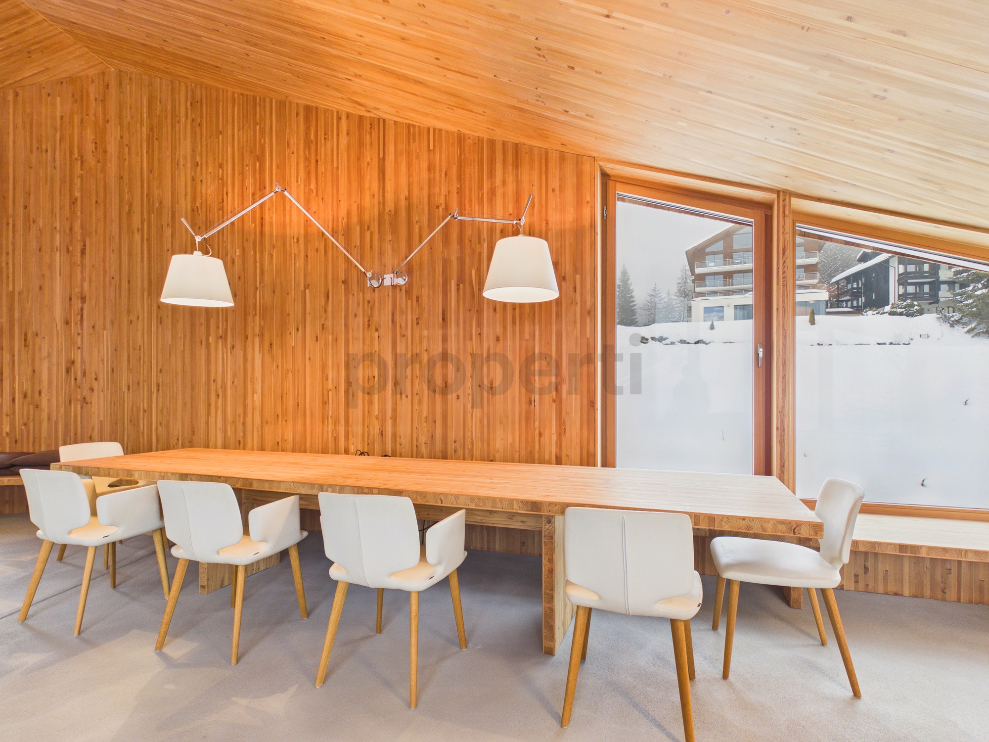 Holzverkleideter Essbereich mit Panoramafenstern