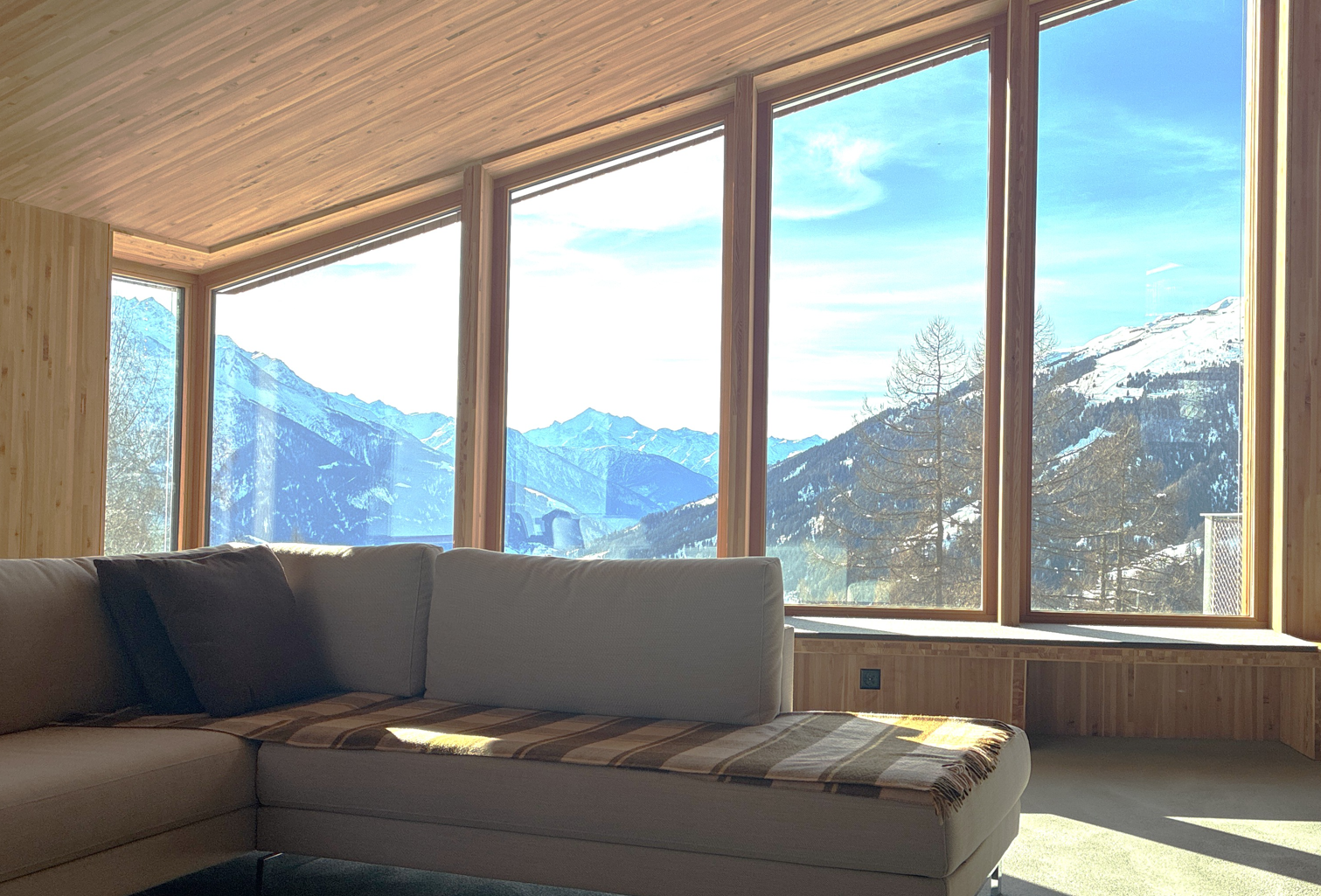 Gemütliches Wohnzimmer mit Panoramablick auf die Berge