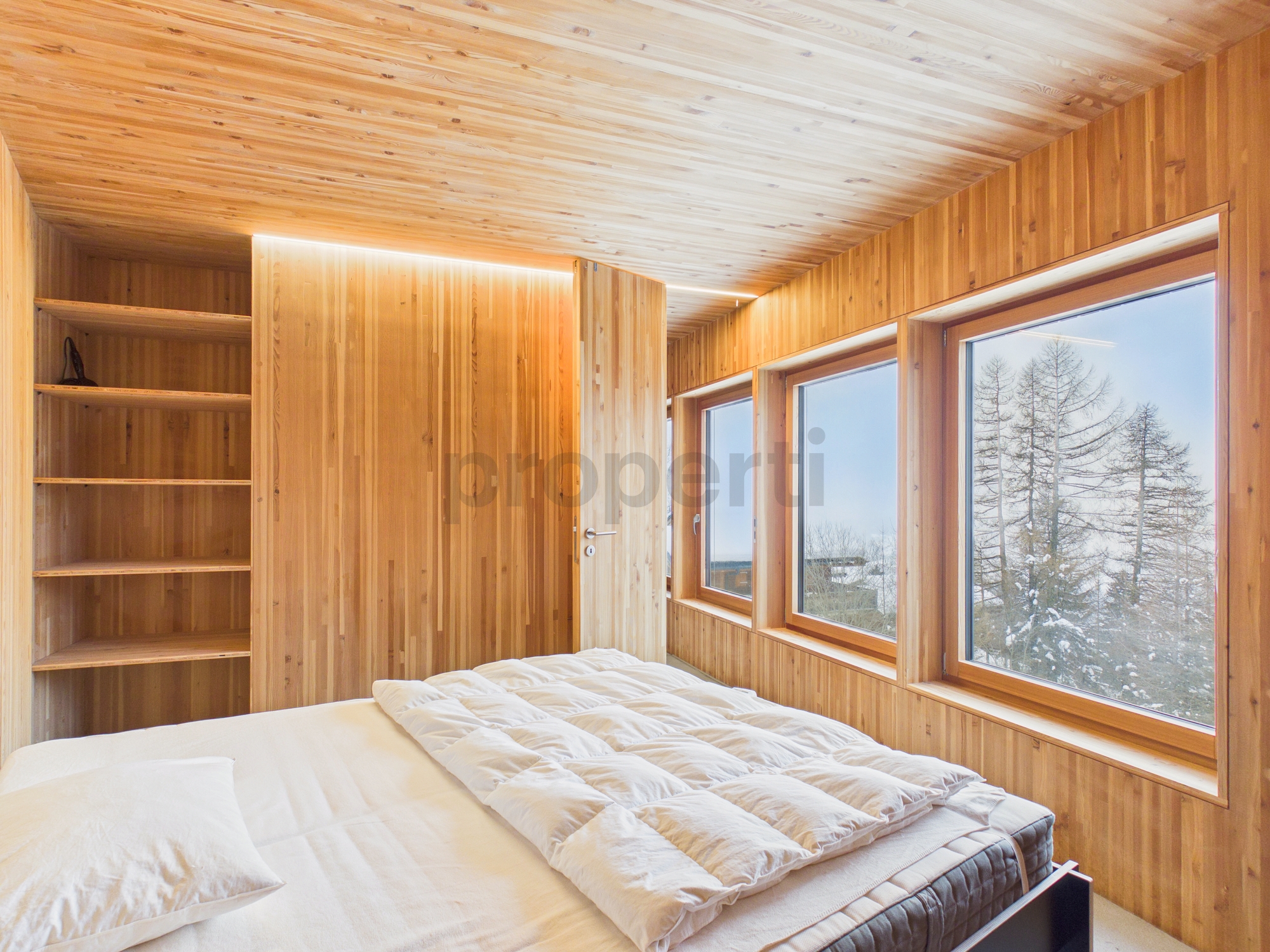 Holzvertäuschtes Schlafzimmer mit großen Fenstern