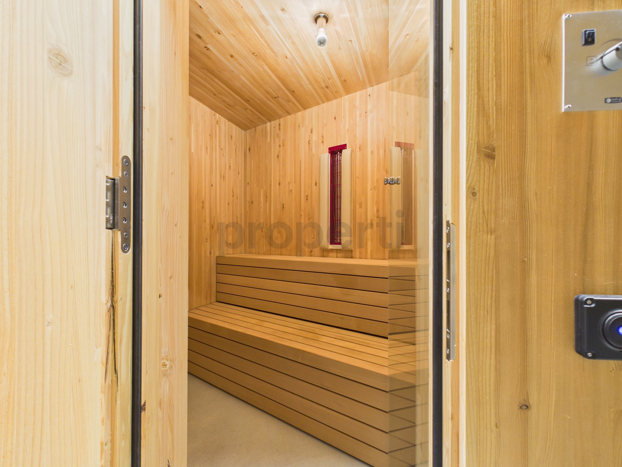 Sauna mit Holzausstattung