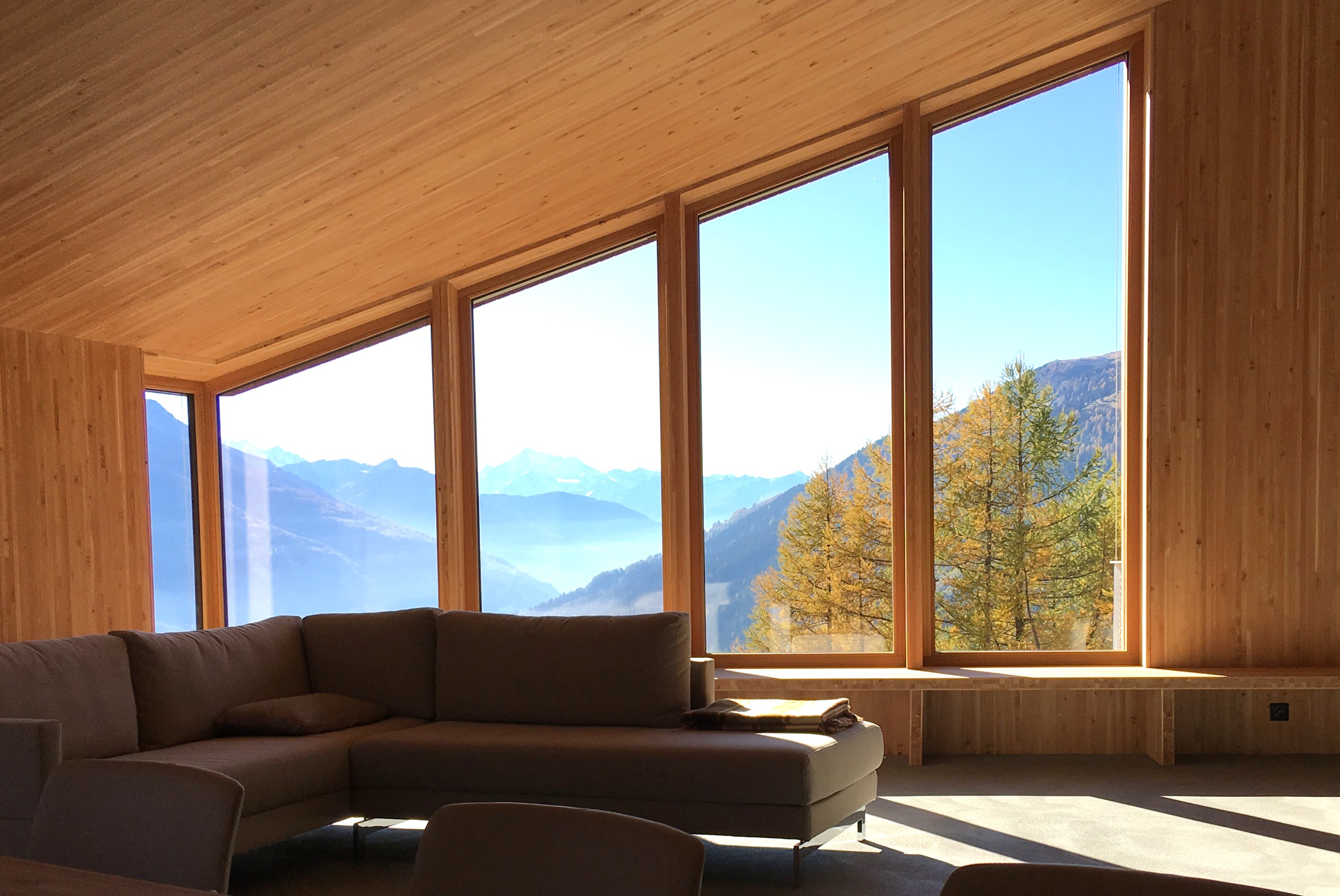 Wohnzimmer mit Panoramablick auf die Berge