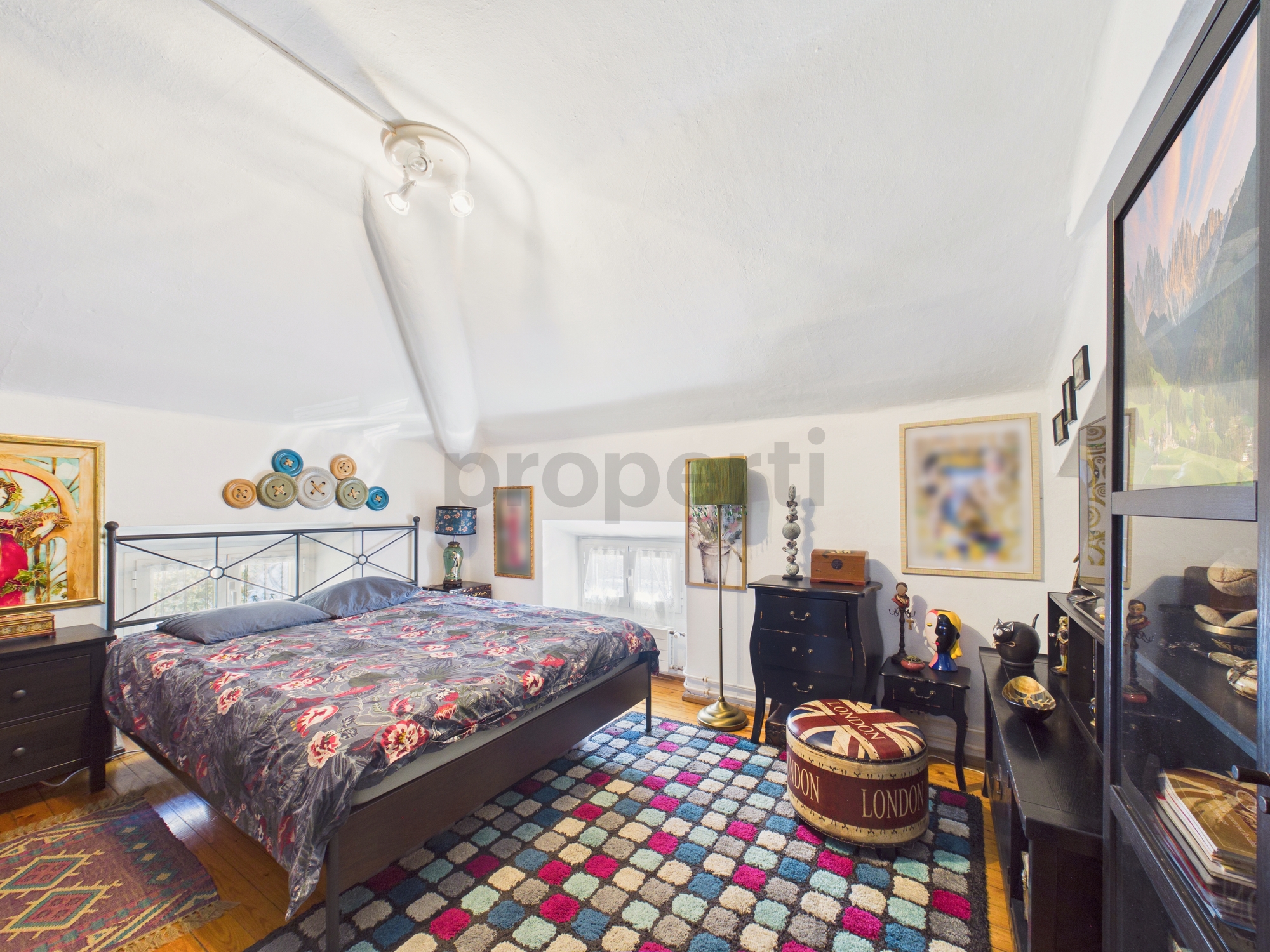 Kleines Schlafzimmer mit vielen Kunstobjekten