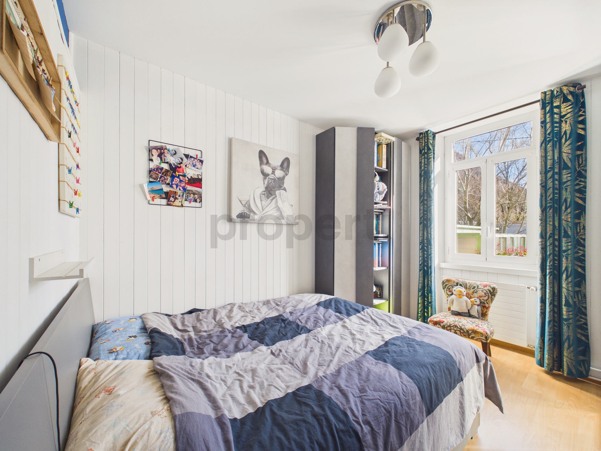 Helles Schlafzimmer mit Balkonfenster