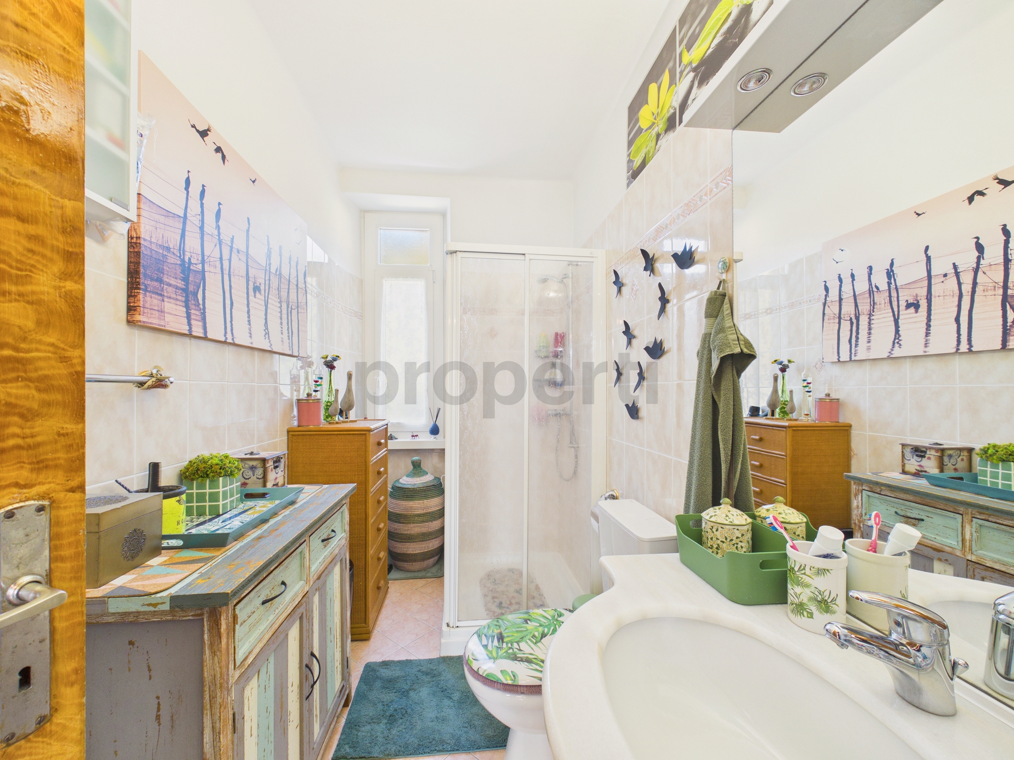 Bunt gestaltetes Badezimmer mit Dusche und Waschtisch