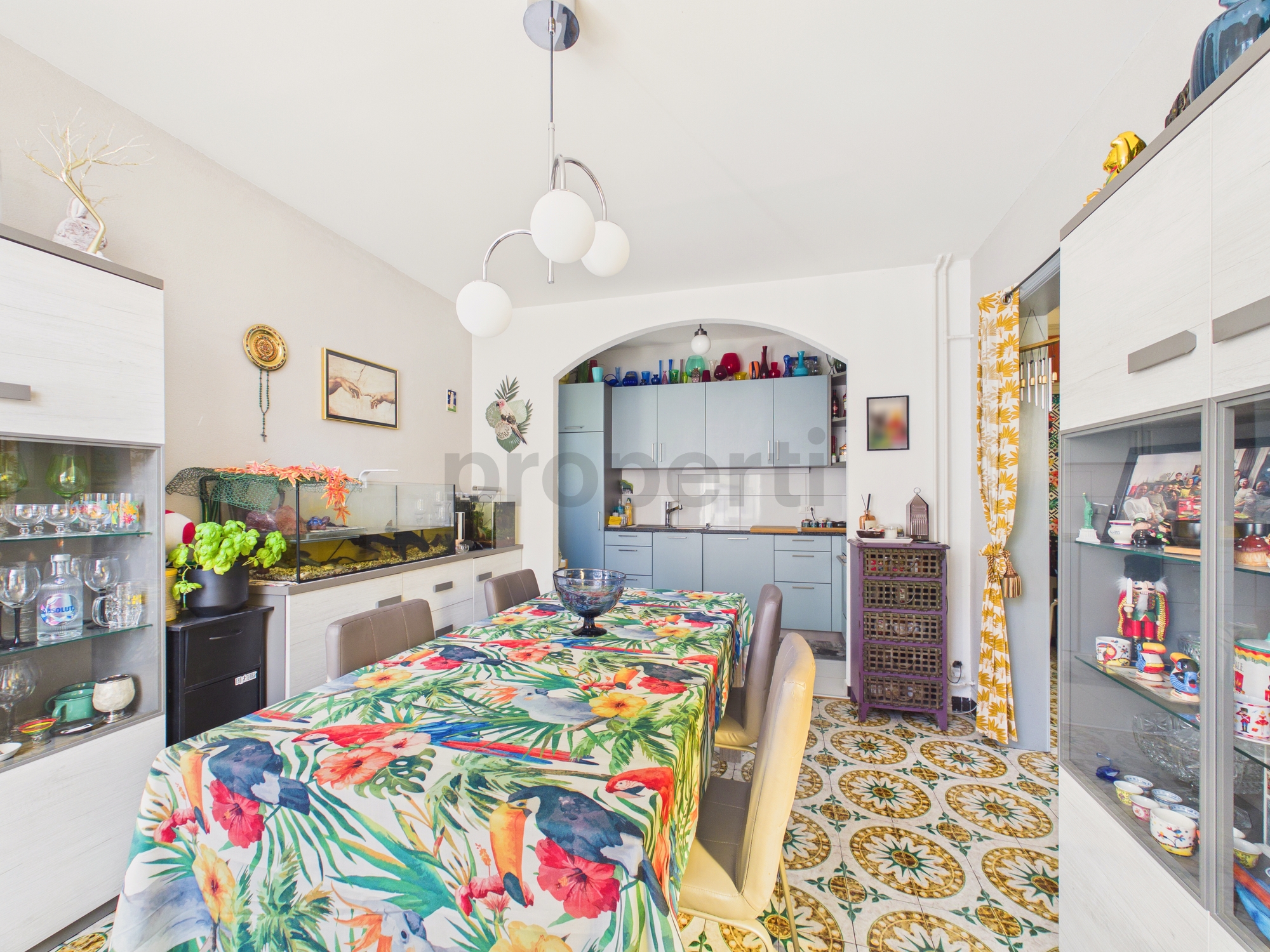 Buntes Esszimmer mit angrenzender Küche