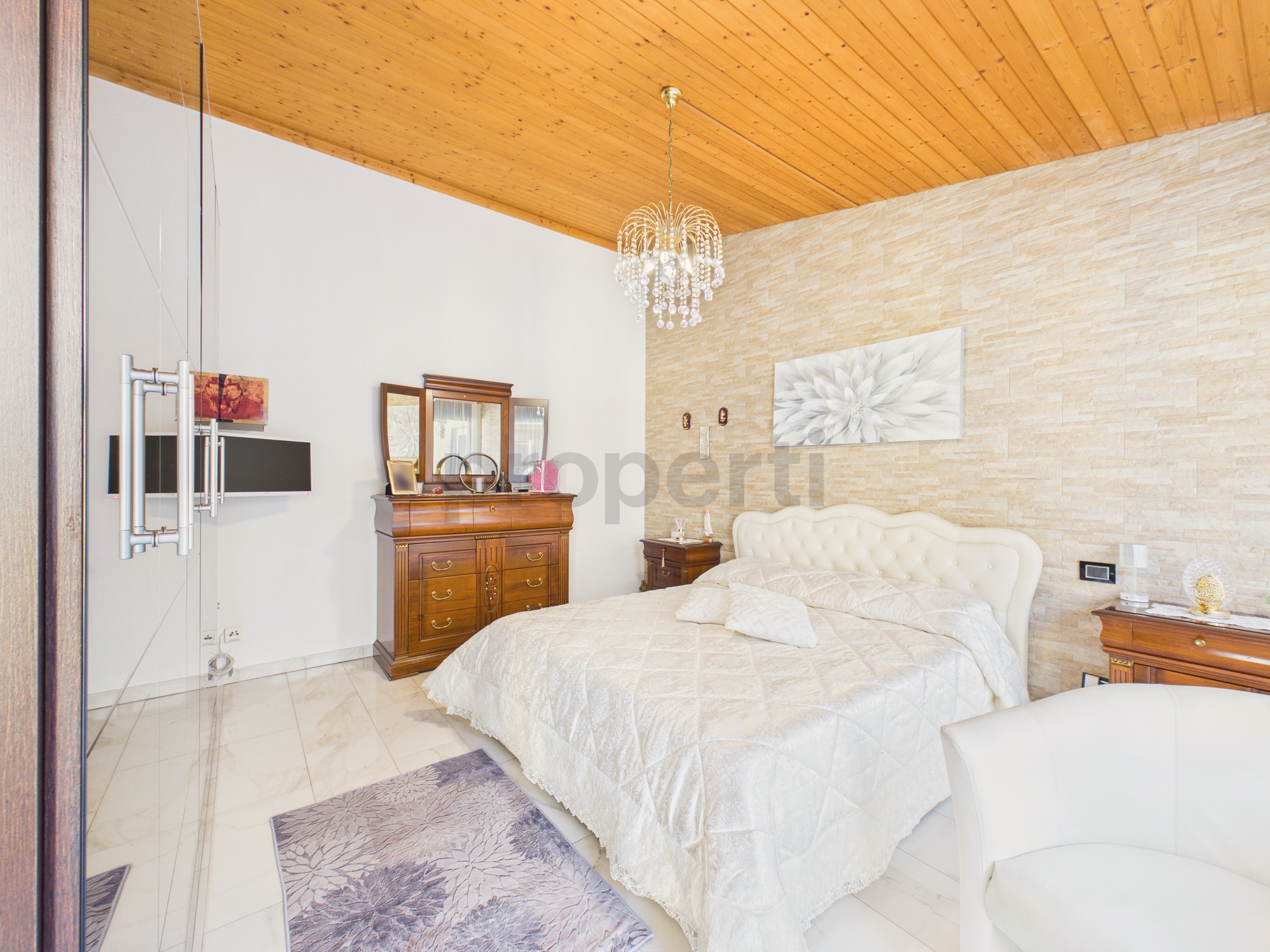 Elegantes Schlafzimmer mit warmer Holzdecke
