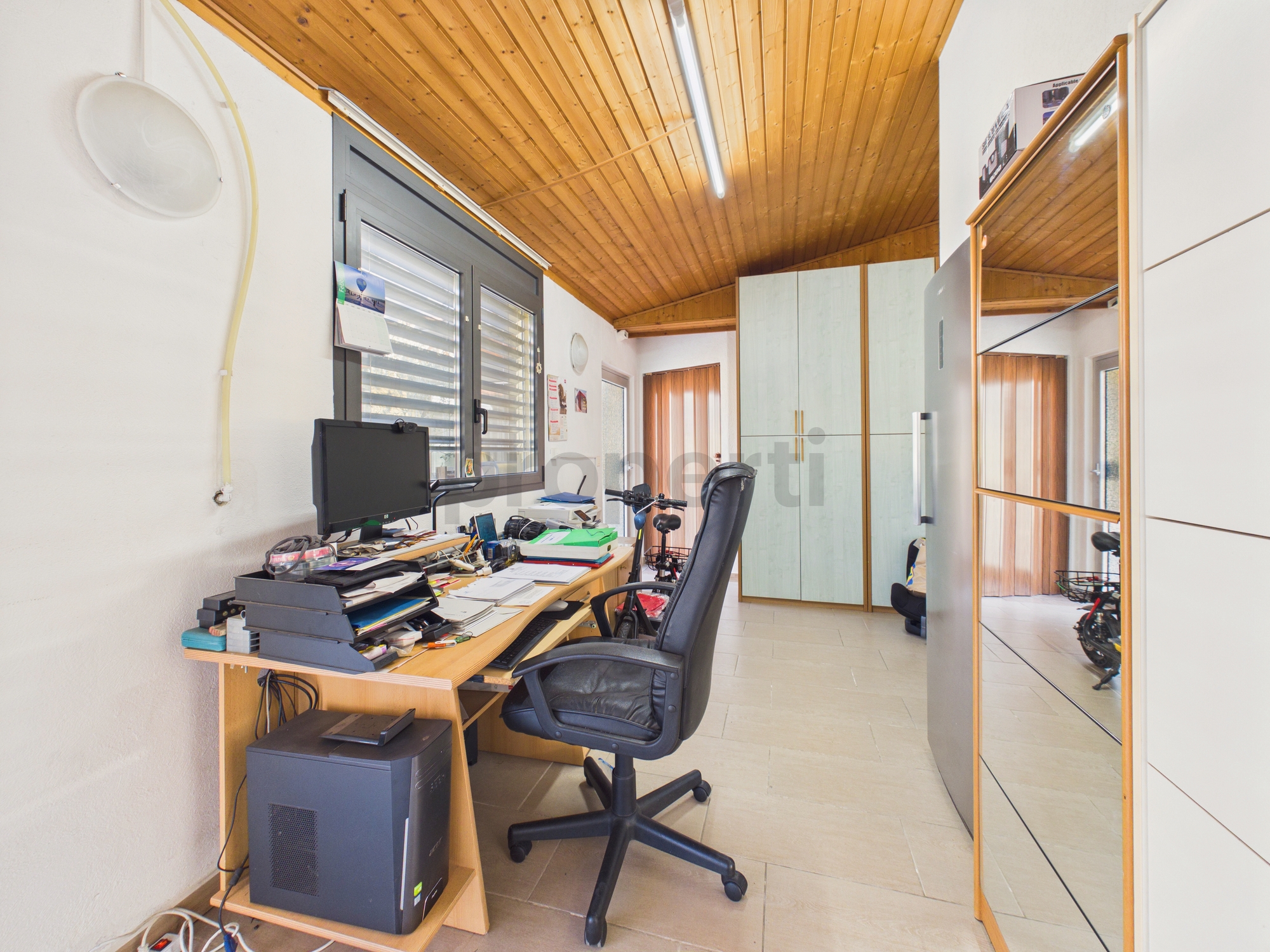 Arbeitszimmer mit Dachschräge