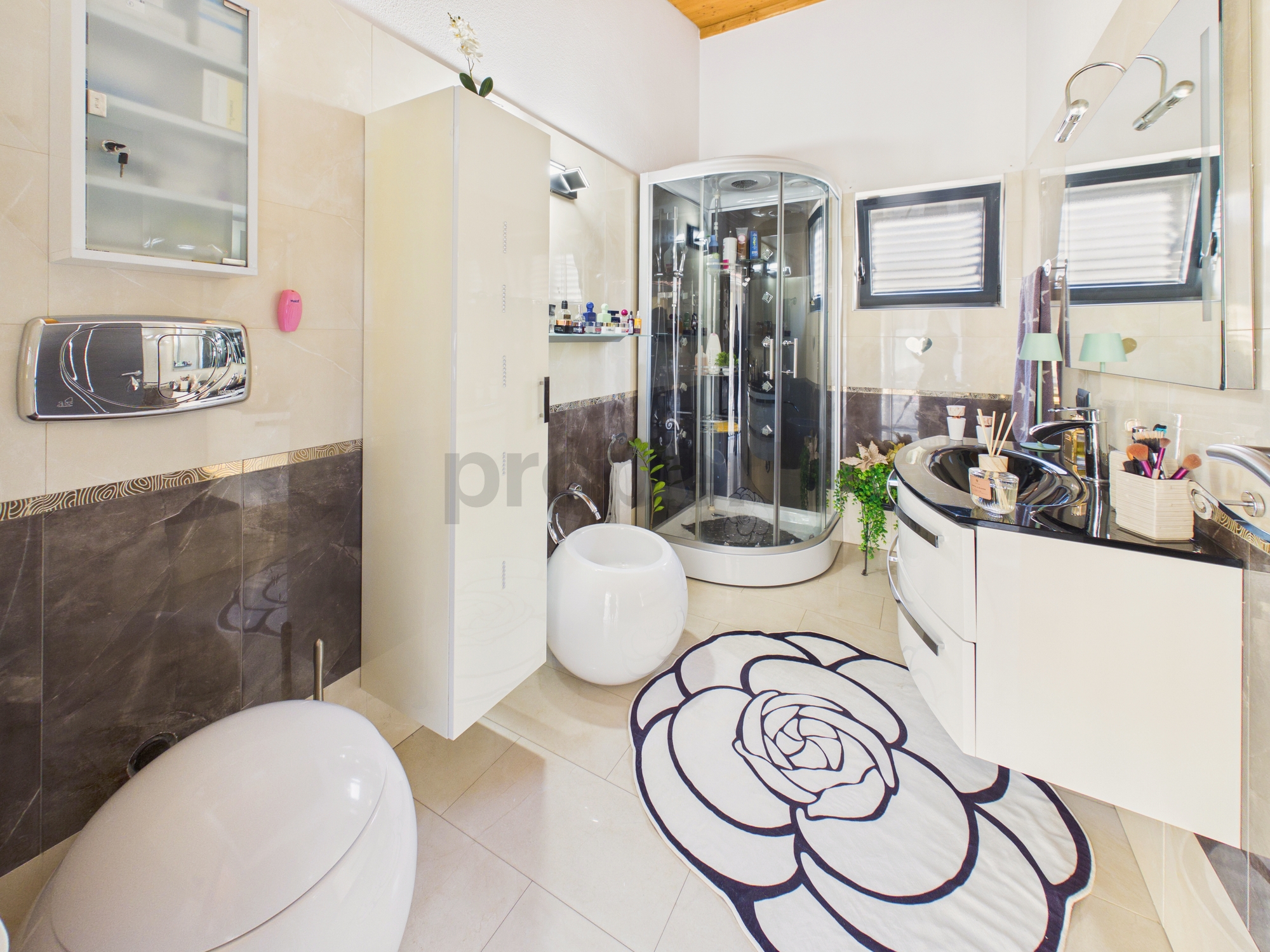 Modernes Badezimmer mit Dusche und schwarzem Waschtisch