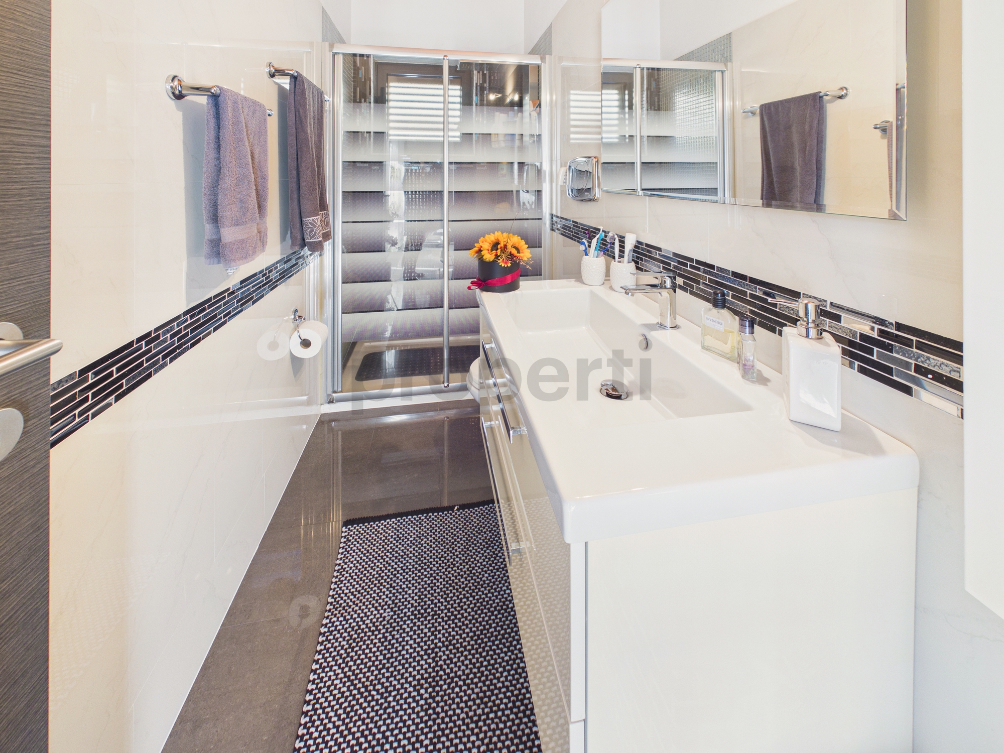 Modernes Badezimmer mit schmalem Grundriss