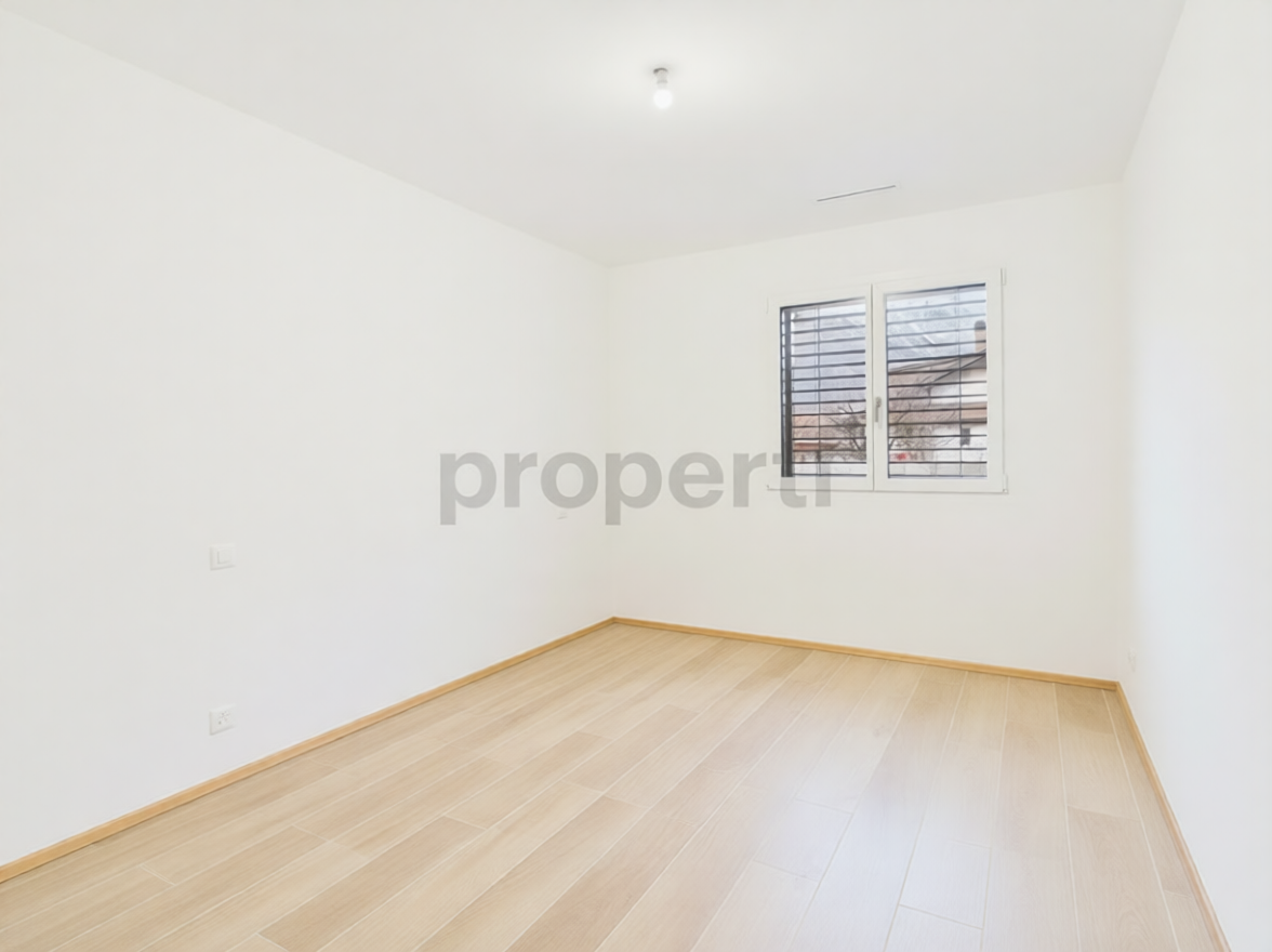 Leerer heller Raum mit Holzboden und Fenster