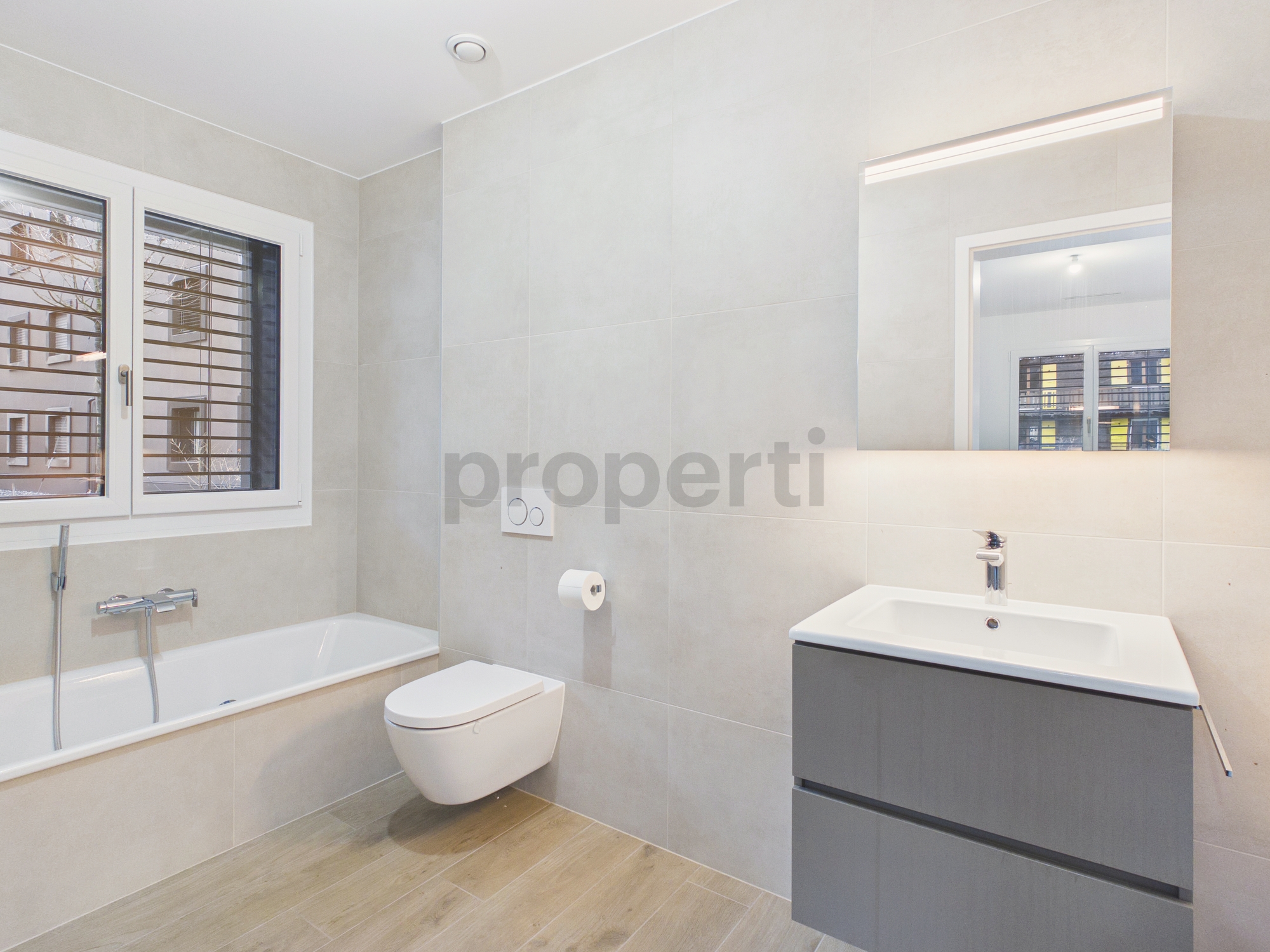 Modernes Badezimmer mit Badewanne und Waschtisch