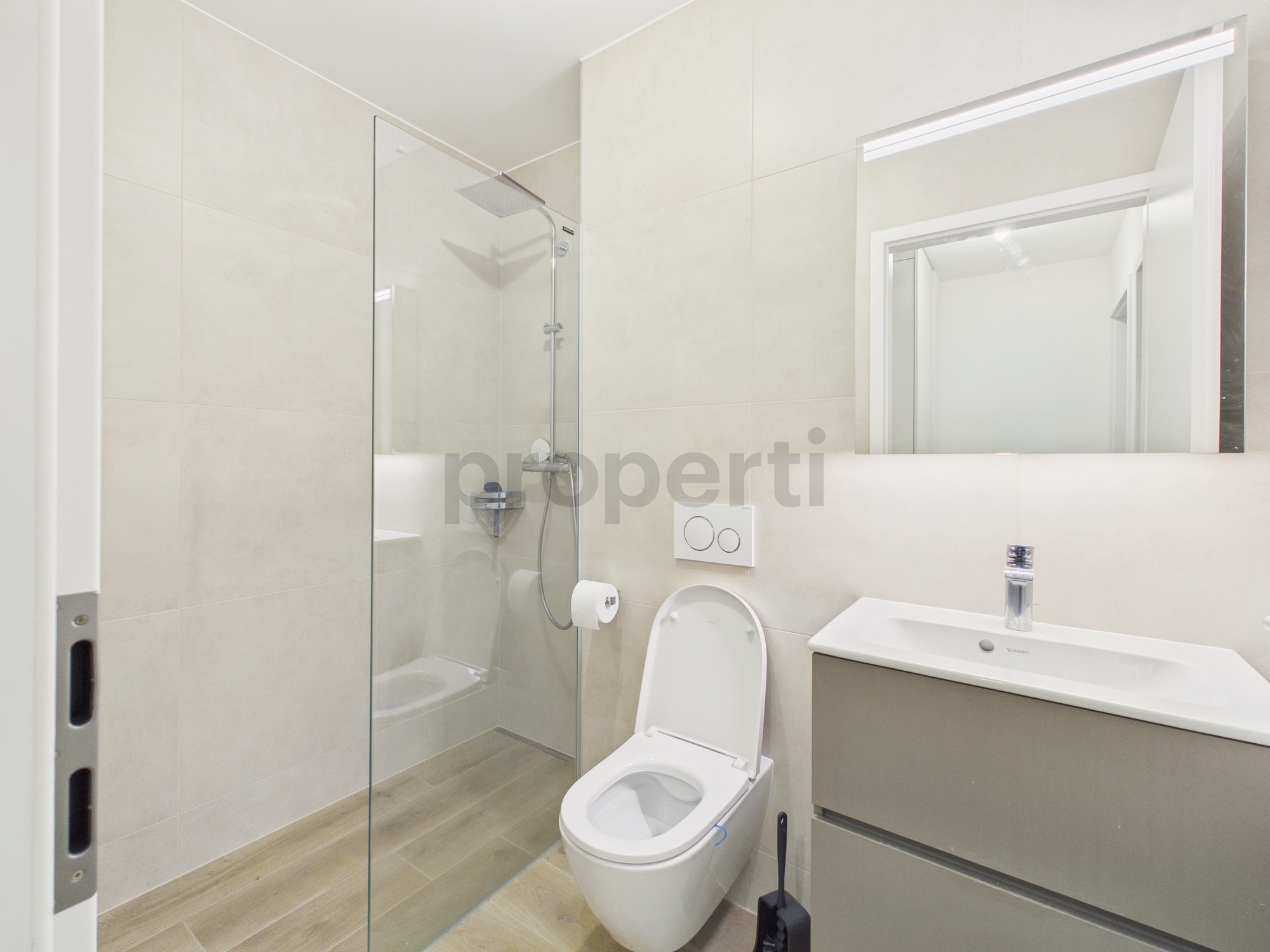 Modernes kleines Bad mit Dusche und WC