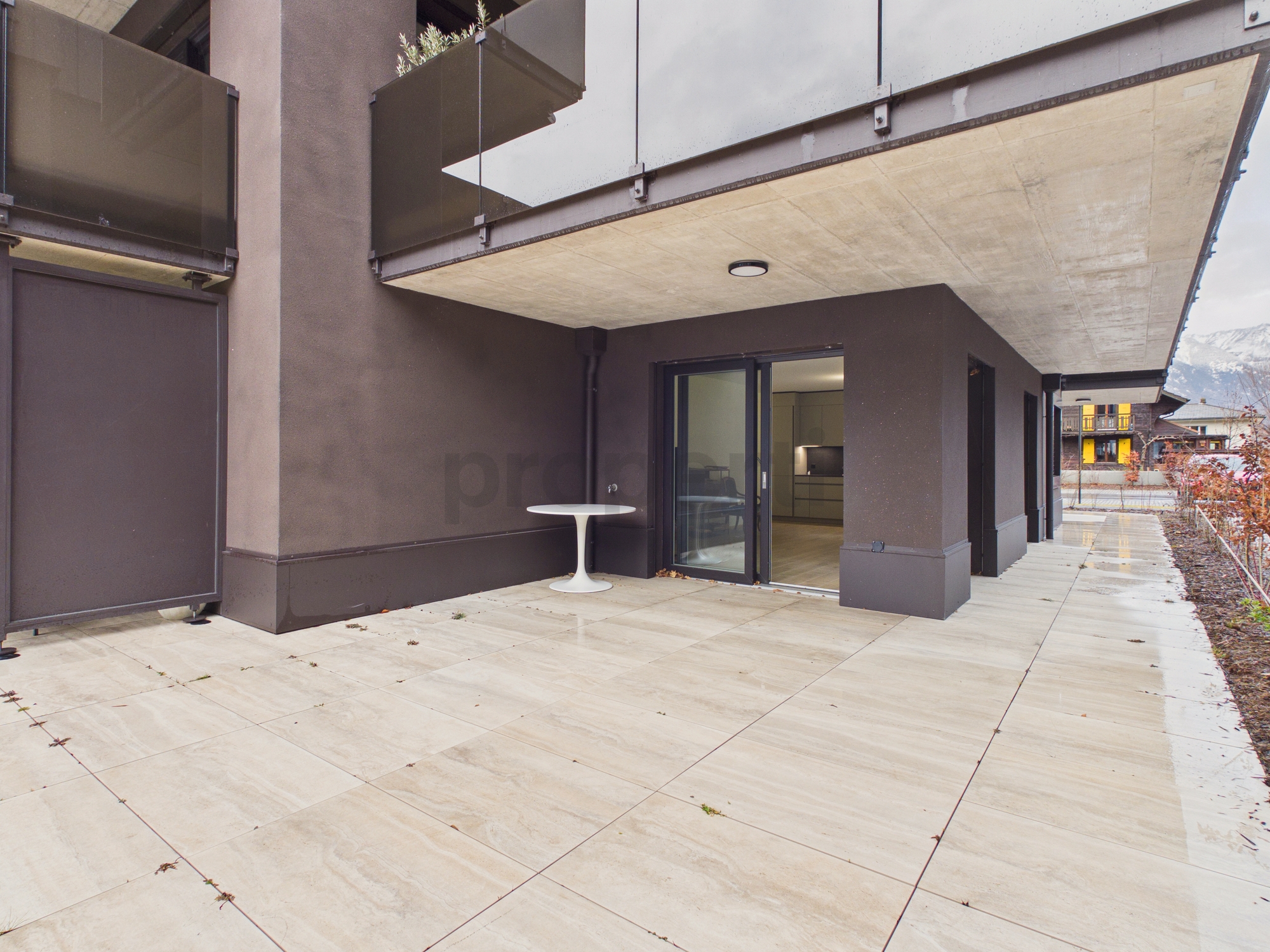 Moderne überdachte Terrasse