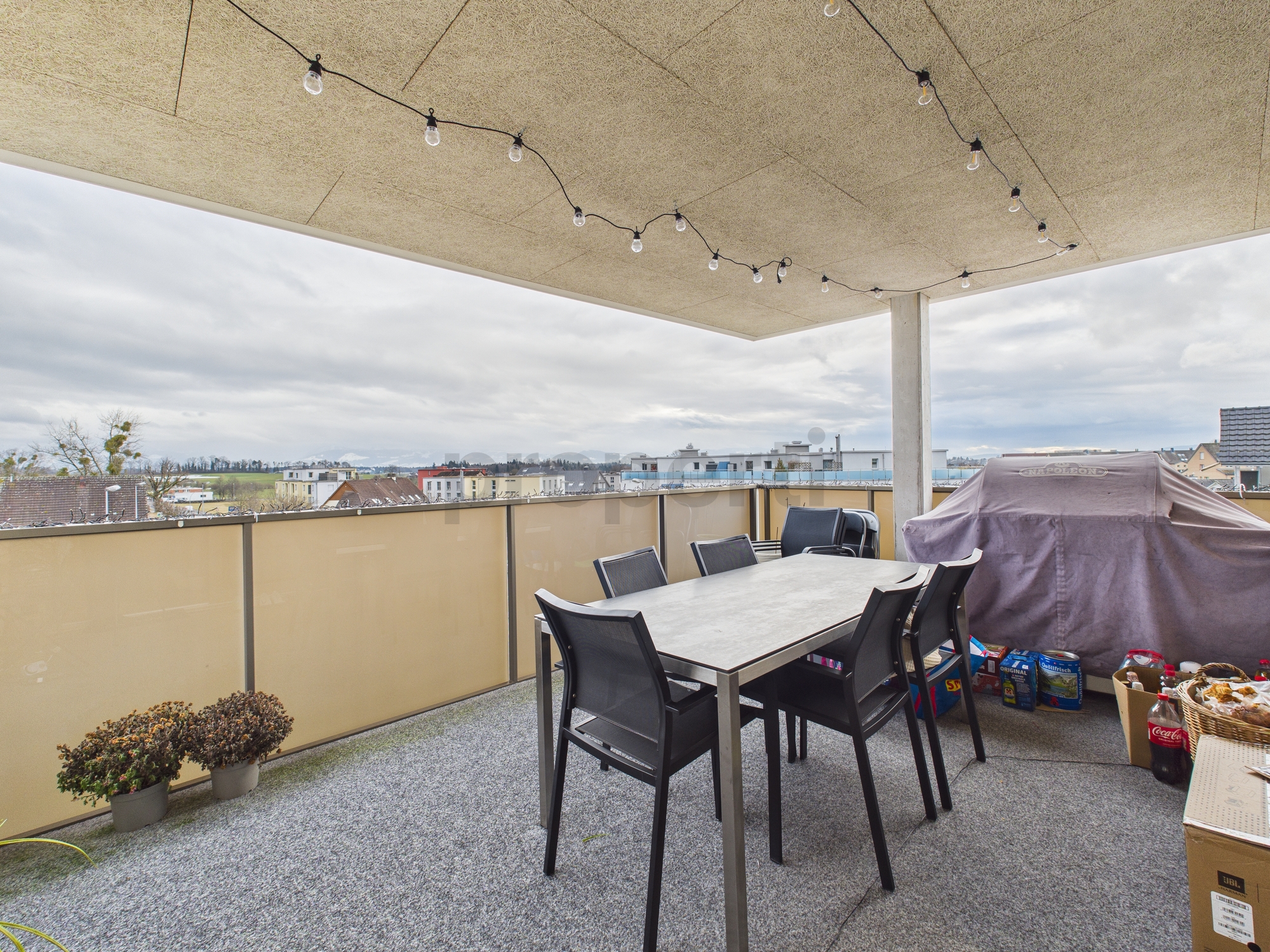 Überdachte Dachterrasse mit Essbereich