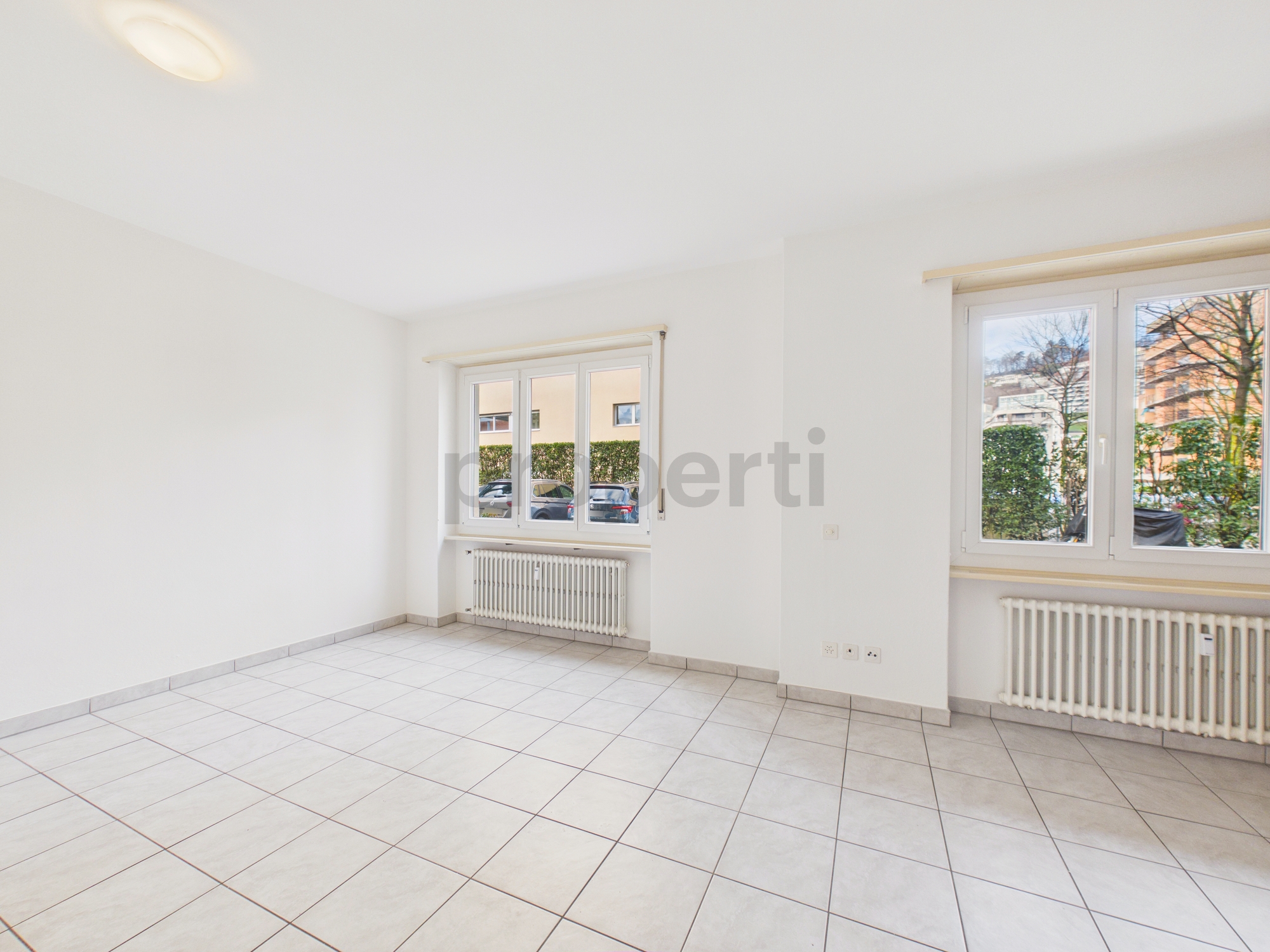 Heller leerer Wohnraum mit Fliesenboden