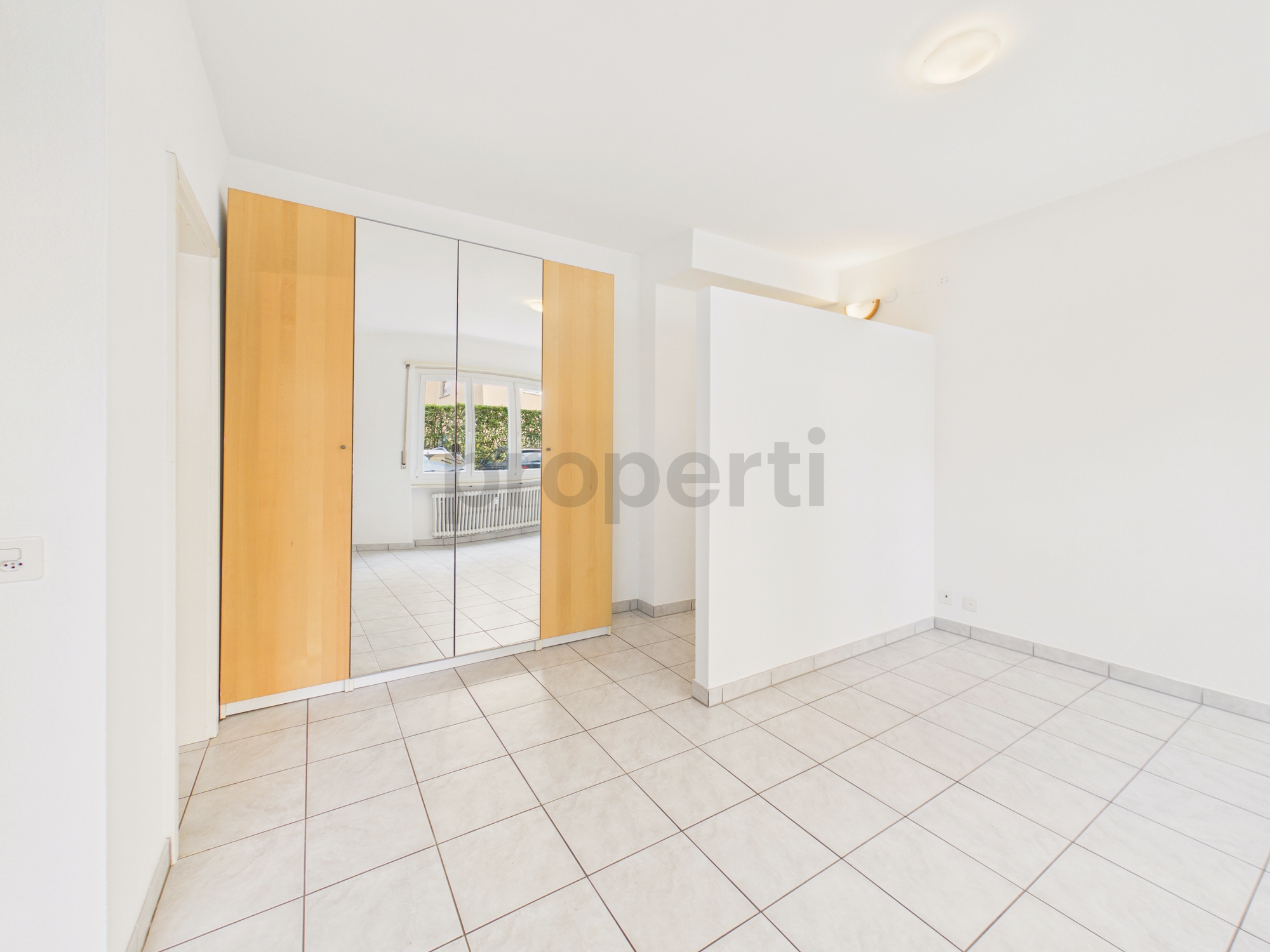 Heller, leerer Raum mit Einbauschrank