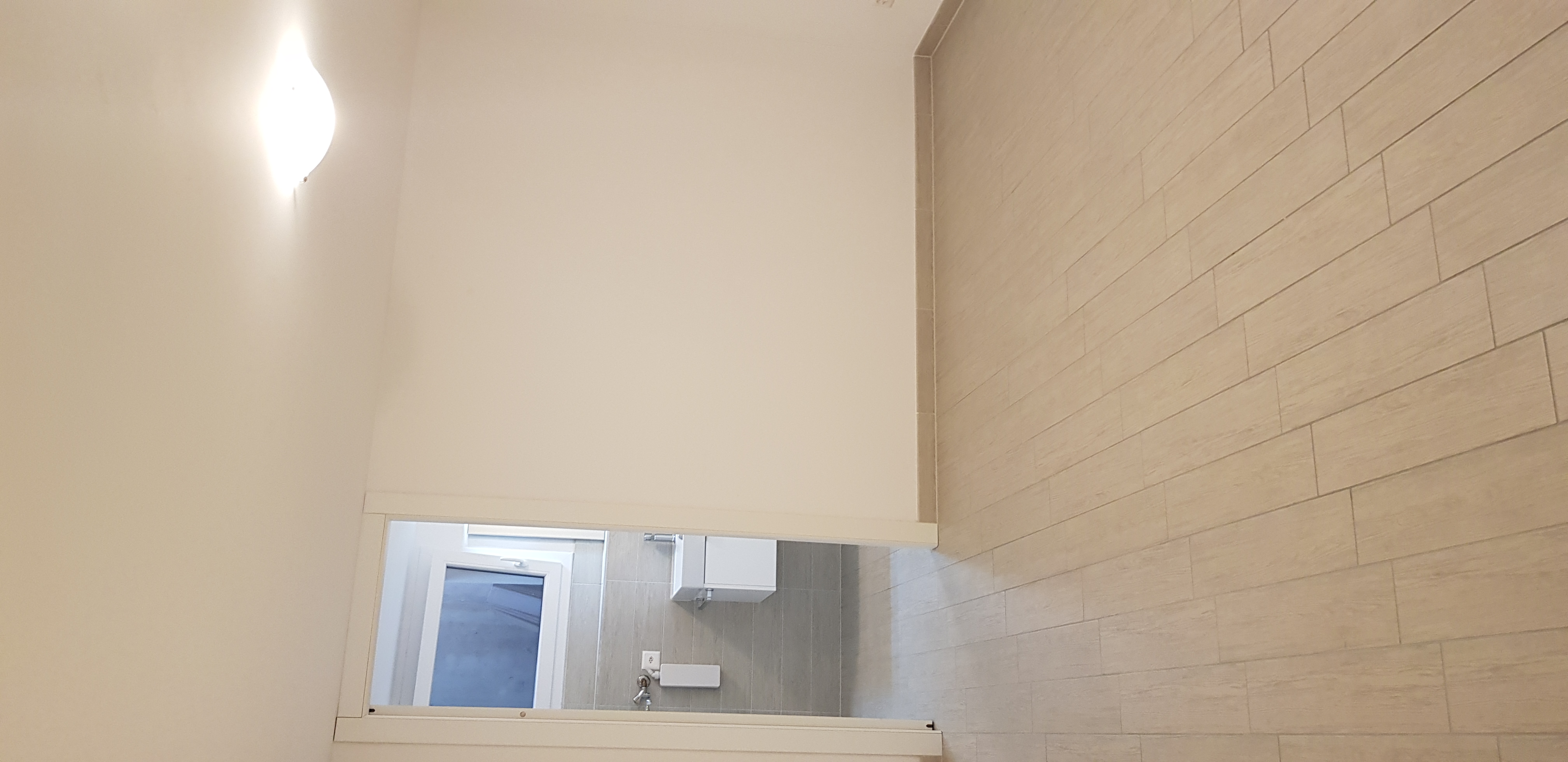 Helles leeres Zimmer mit Blick ins Bad