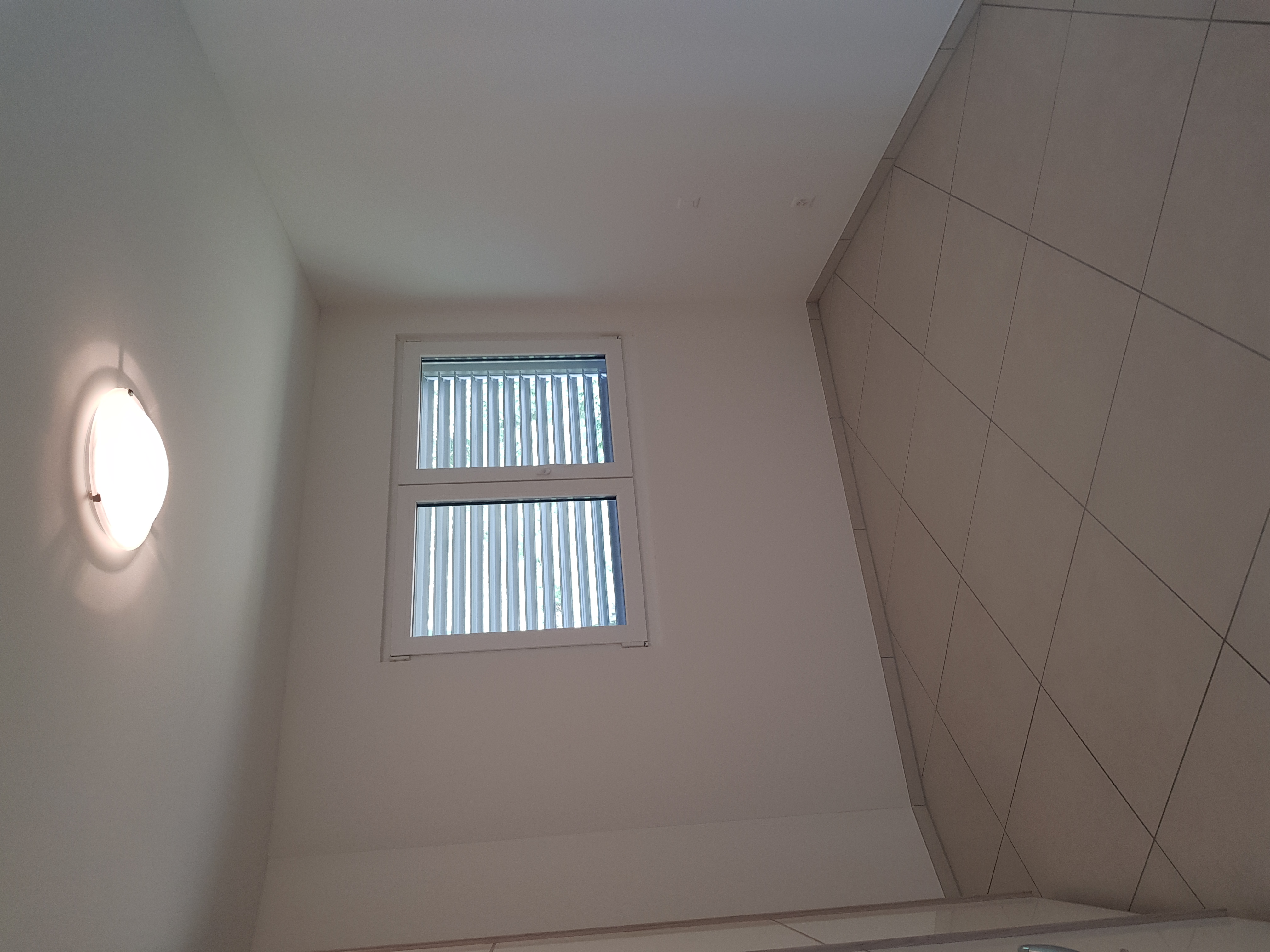 Leerer Innenraum mit Fliesenboden und Fenster