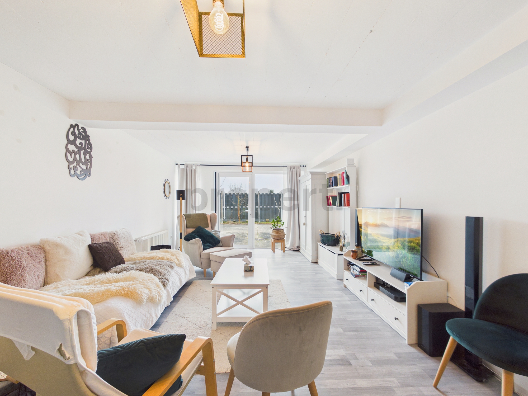 Helles Wohnzimmer mit Balkon- bzw. Terrassentür