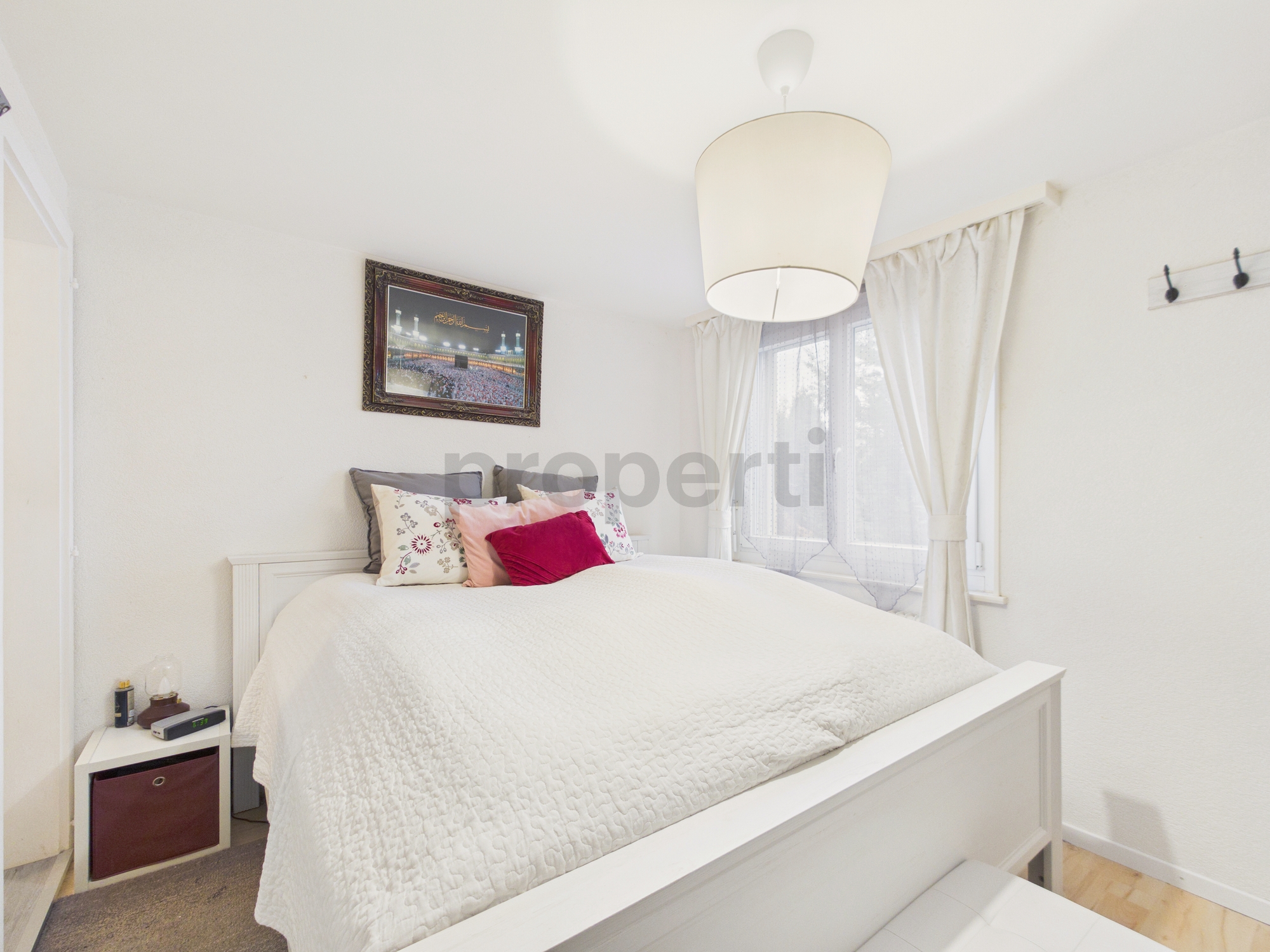 Helles Schlafzimmer mit weißer Einrichtung