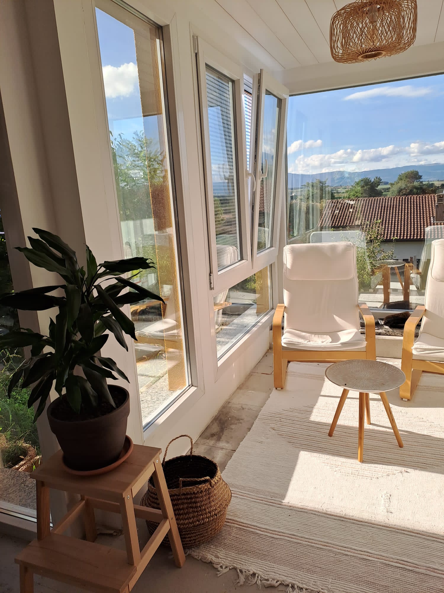 Heller verglaster Wohnbereich mit Aussicht