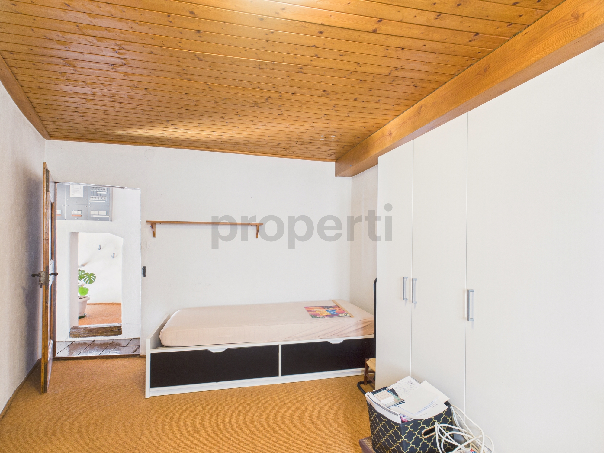 Schlafzimmer mit Holzdecke