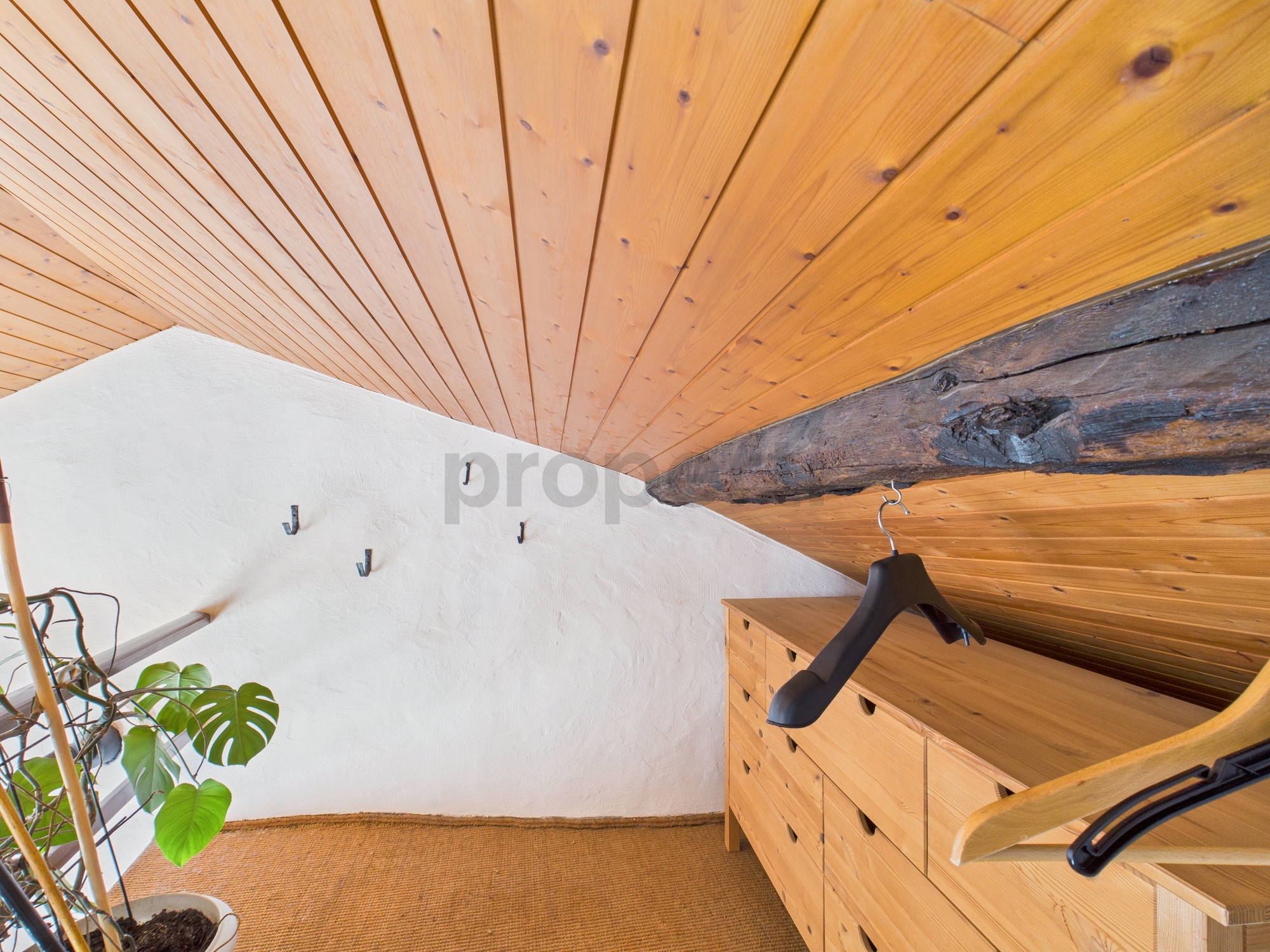Dachgeschoss mit Holzdecke