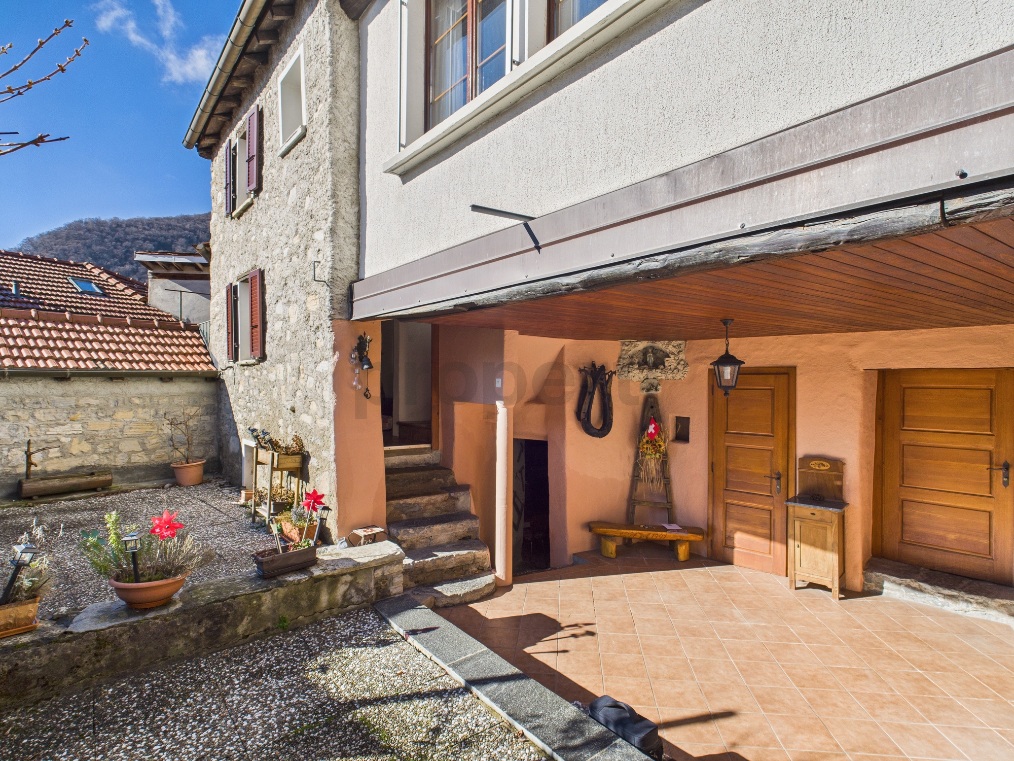 Rustikale Außenansicht mit überdachter Terrasse