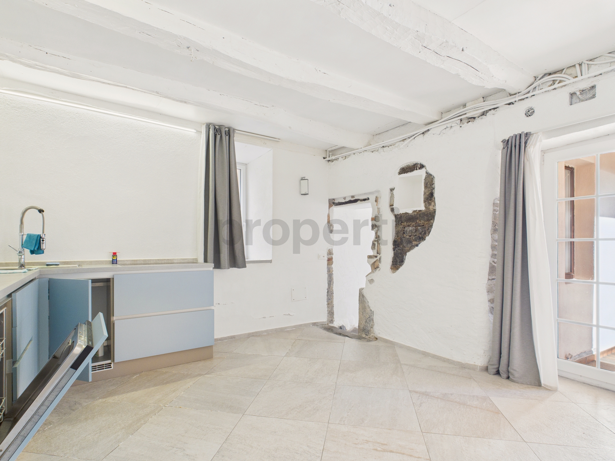 Heller, teils renovierungsbedürftiger Raum mit sichtbaren Wandöffnungen