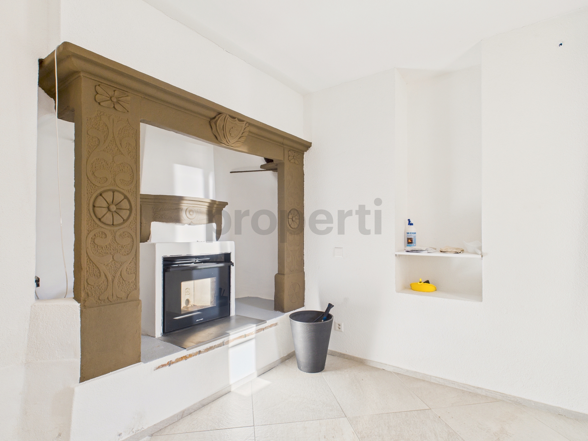 Innenraum mit Kamin und Ziereinfassung
