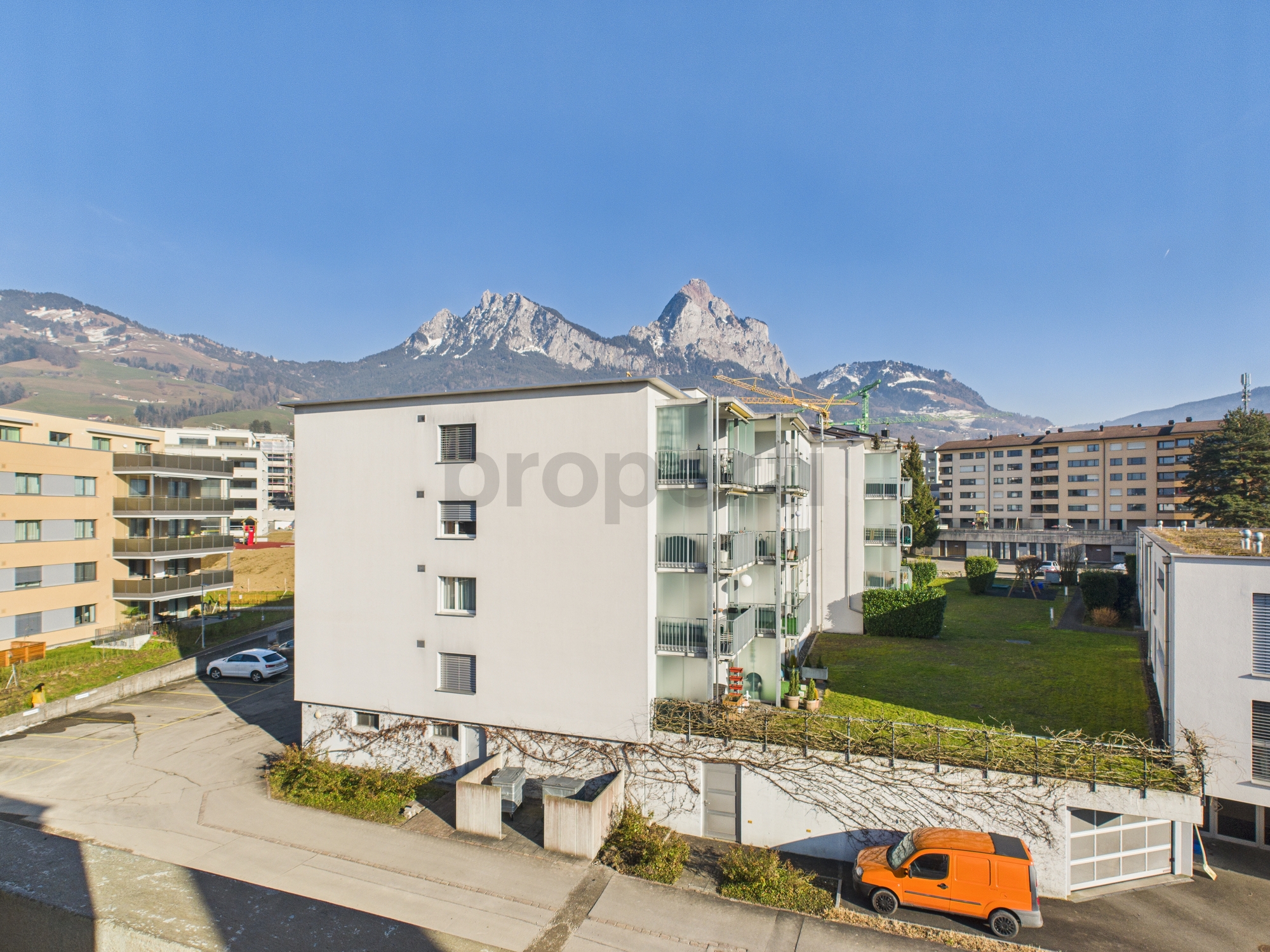 Wohnanlage mit Alpenblick
