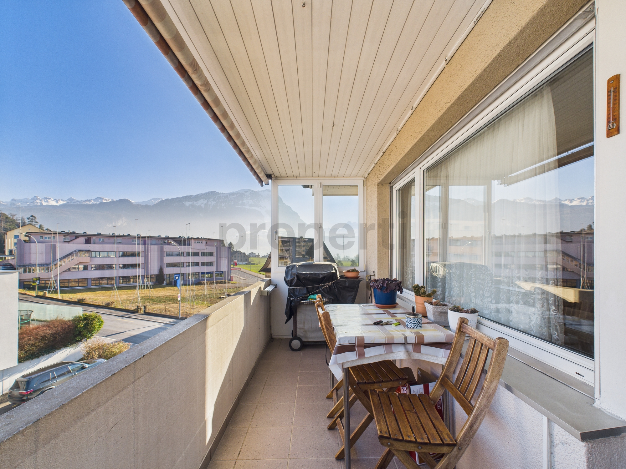 Überdachter Balkon mit Bergblick