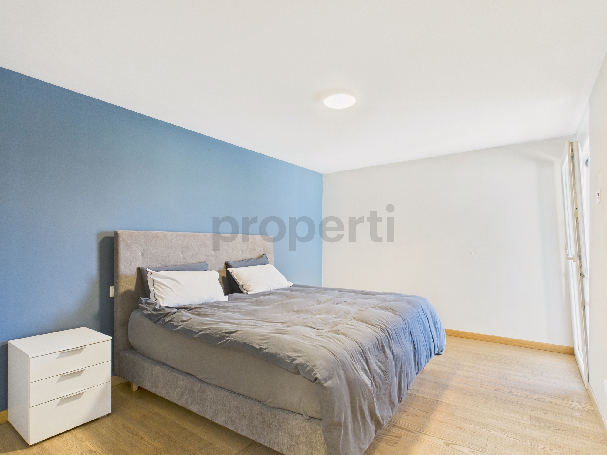 Helles Schlafzimmer mit blau-weißen Wänden