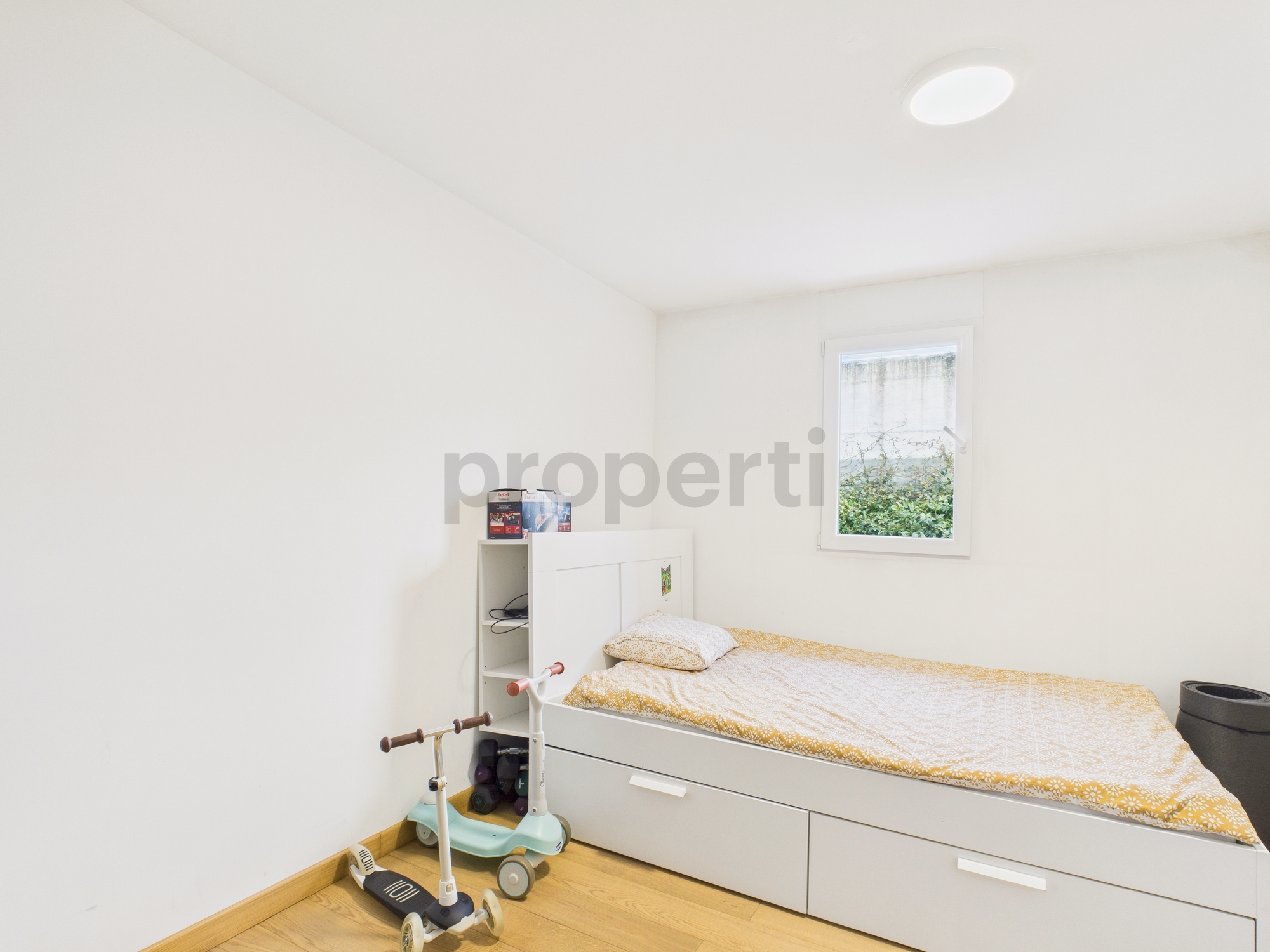 Helles, kleines Schlafzimmer mit Einzelbett